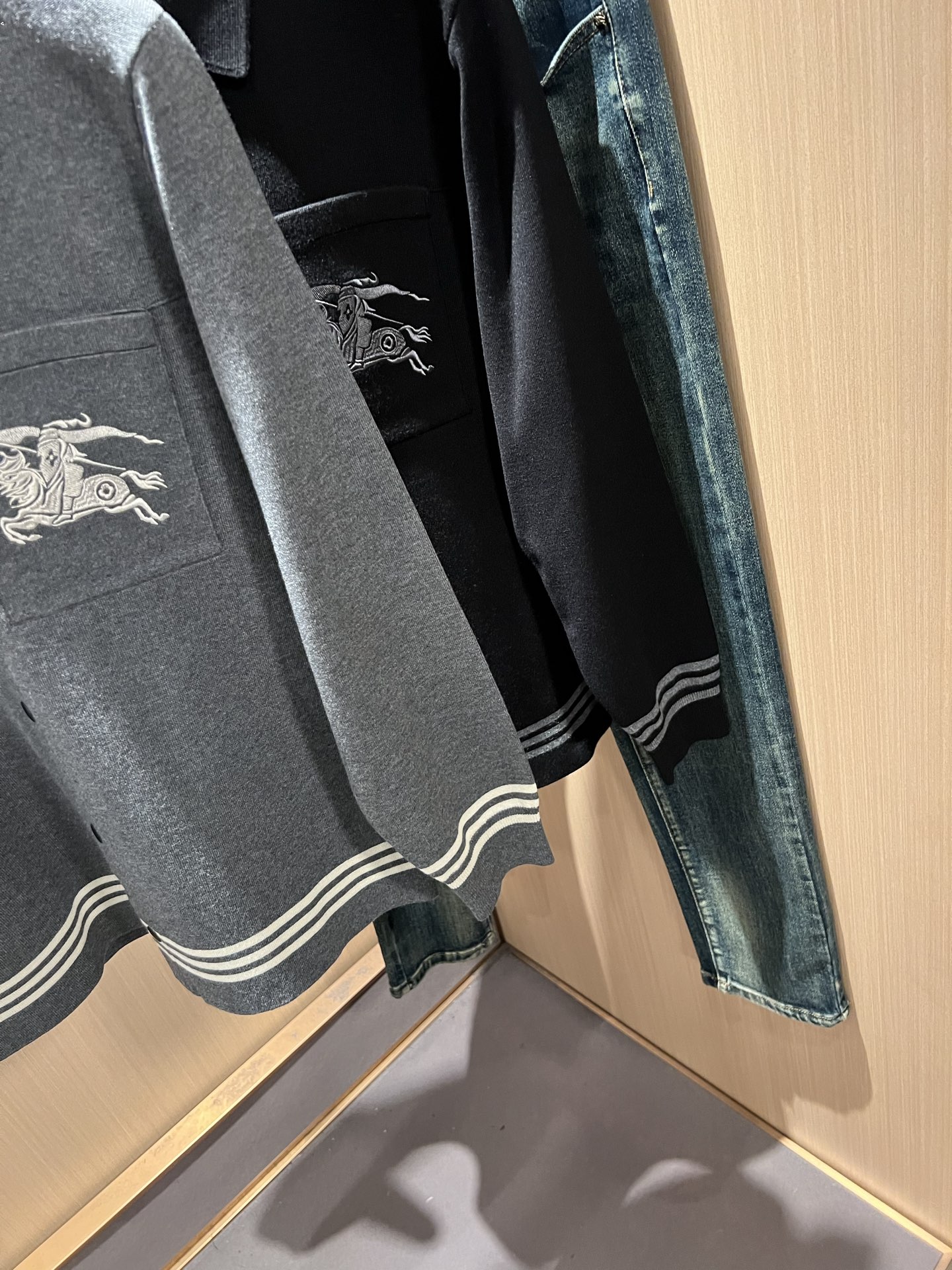 Bur*erry 巴*莉 2025秋冬新款长袖款针织羊毛开衫，品牌经典设计元素！既不单调也不复杂,恰到好