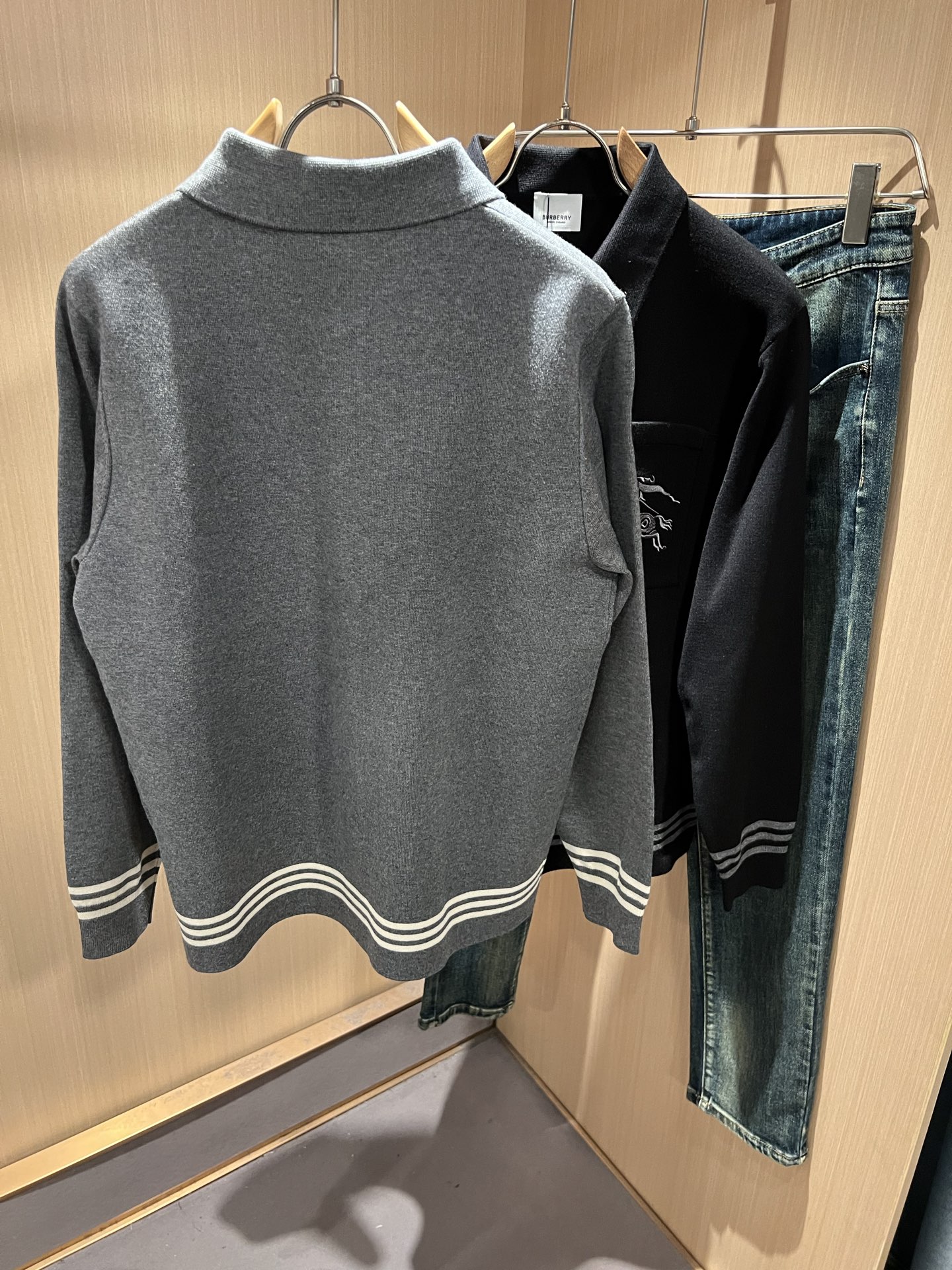 Bur*erry 巴*莉 2025秋冬新款长袖款针织羊毛开衫，品牌经典设计元素！既不单调也不复杂,恰到好