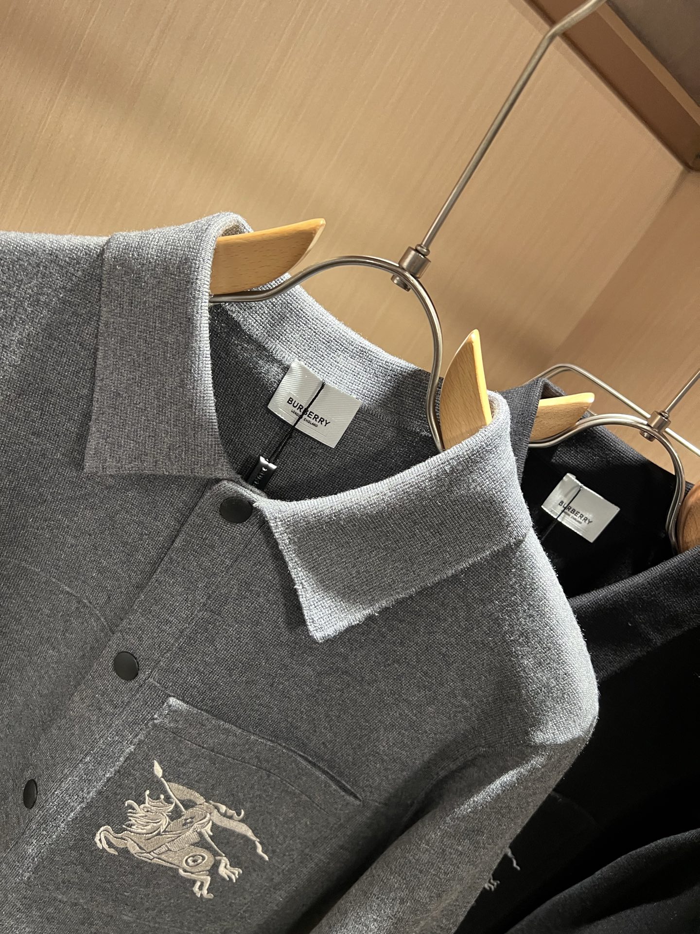 Bur*erry 巴*莉 2025秋冬新款长袖款针织羊毛开衫，品牌经典设计元素！既不单调也不复杂,恰到好