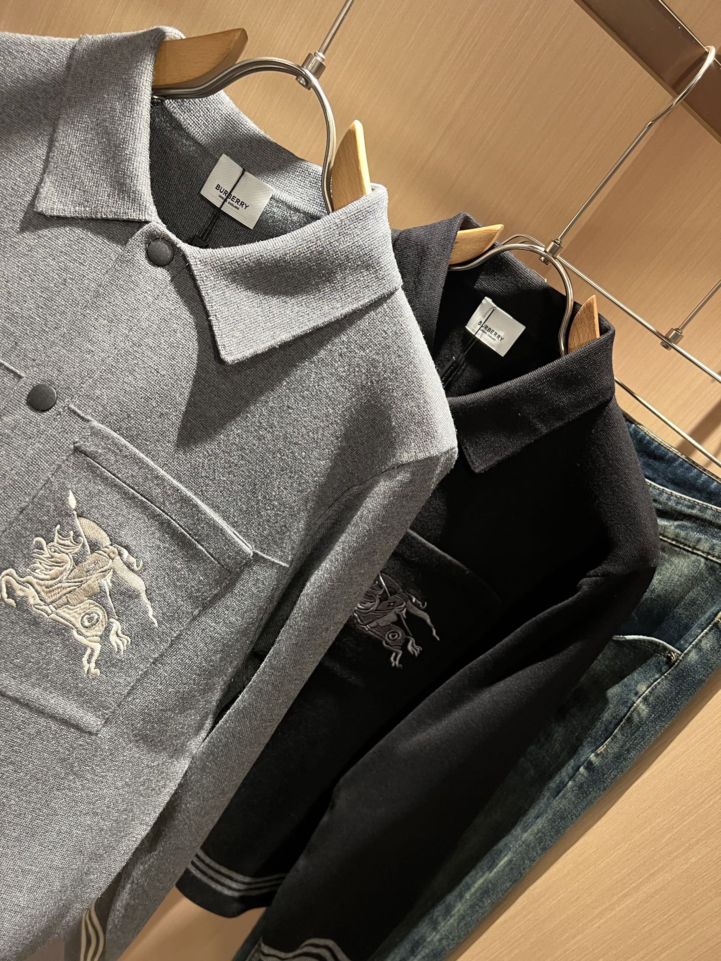 Bur*erry 巴*莉 2025秋冬新款长袖款针织羊毛开衫，品牌经典设计元素！既不单调也不复杂,恰到好