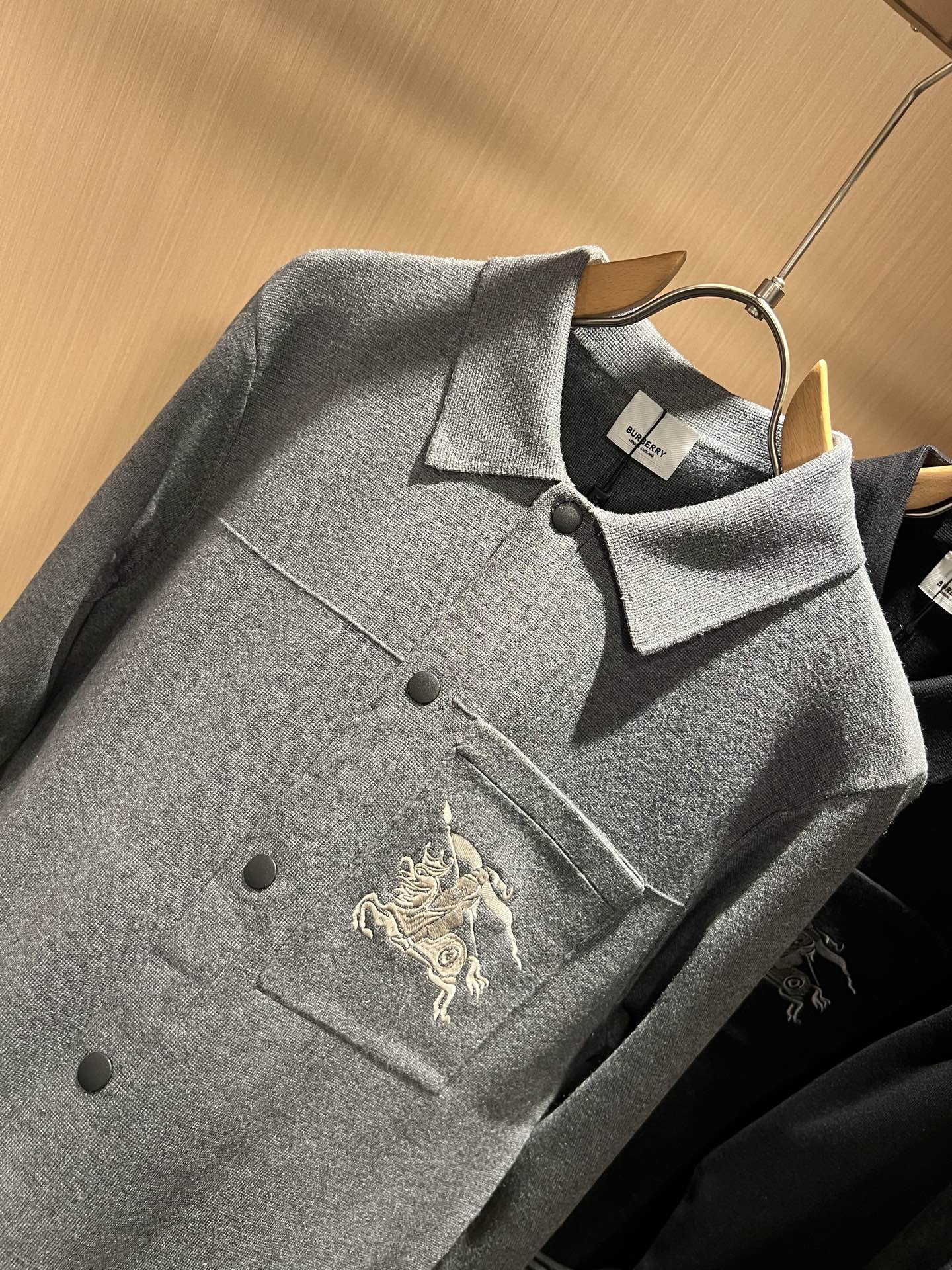 Bur*erry 巴*莉 2025秋冬新款长袖款针织羊毛开衫，品牌经典设计元素！既不单调也不复杂,恰到好