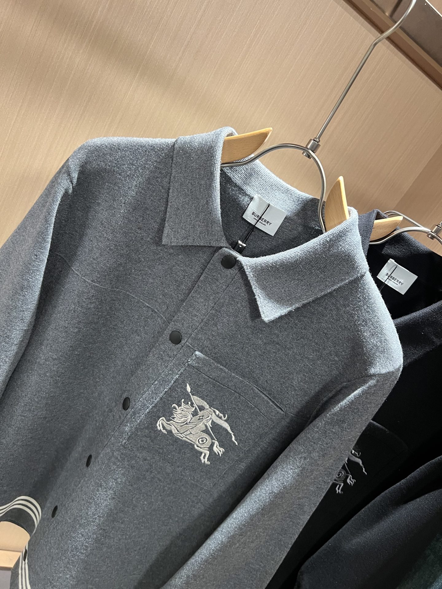 Bur*erry 巴*莉 2025秋冬新款长袖款针织羊毛开衫，品牌经典设计元素！既不单调也不复杂,恰到好