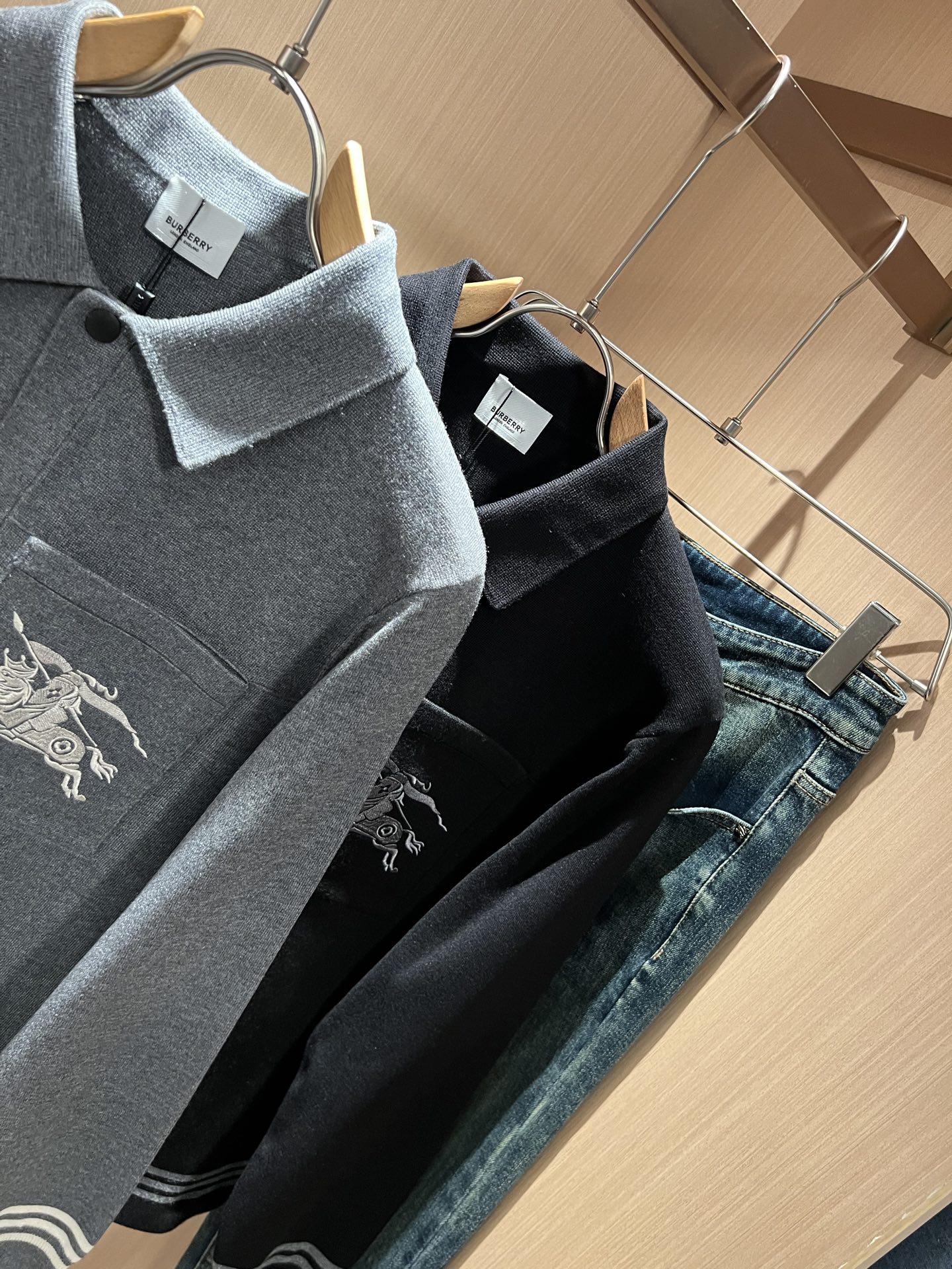 Bur*erry 巴*莉 2025秋冬新款长袖款针织羊毛开衫，品牌经典设计元素！既不单调也不复杂,恰到好