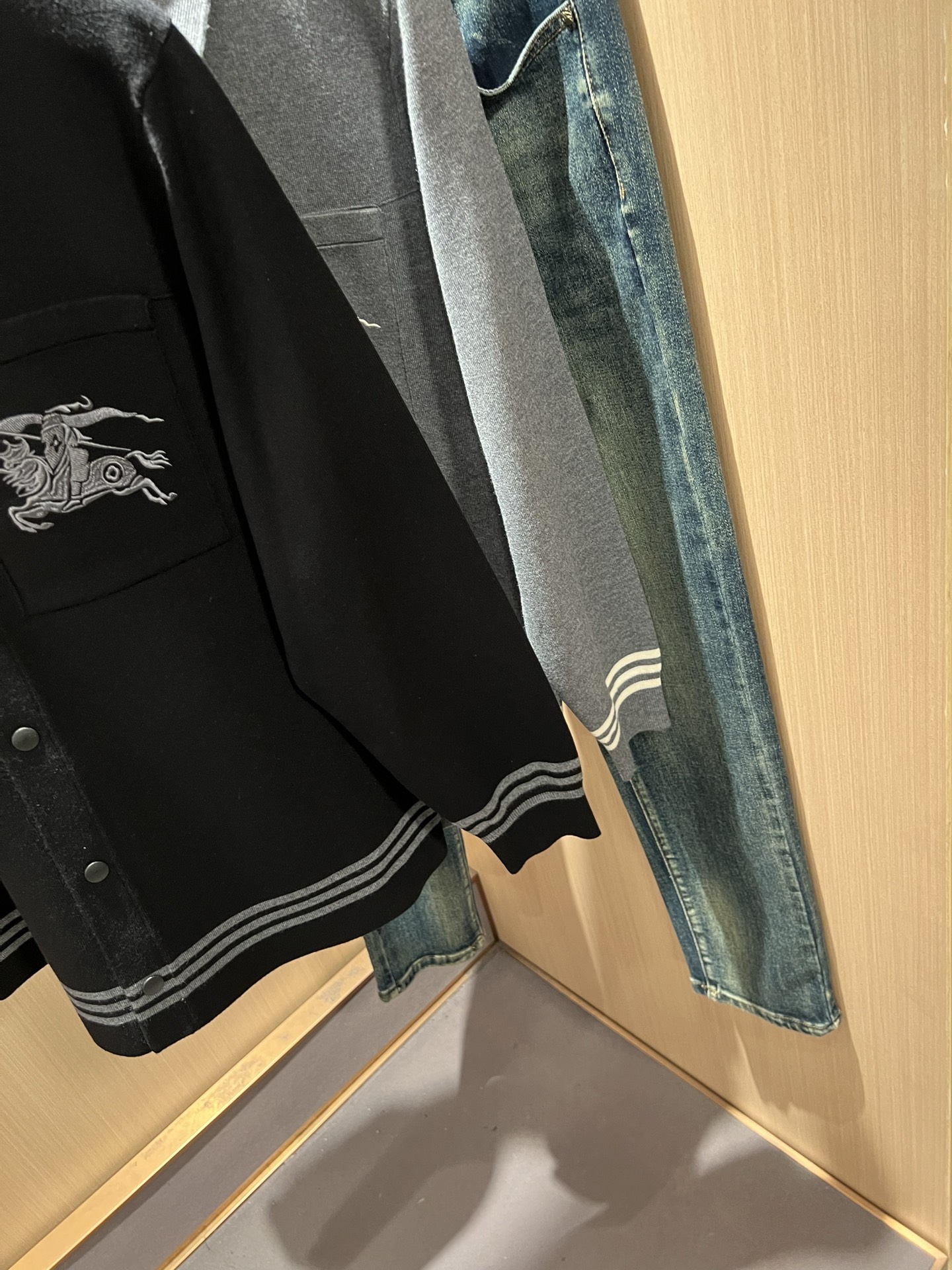 Bur*erry 巴*莉 2025秋冬新款长袖款针织羊毛开衫，品牌经典设计元素！既不单调也不复杂,恰到好