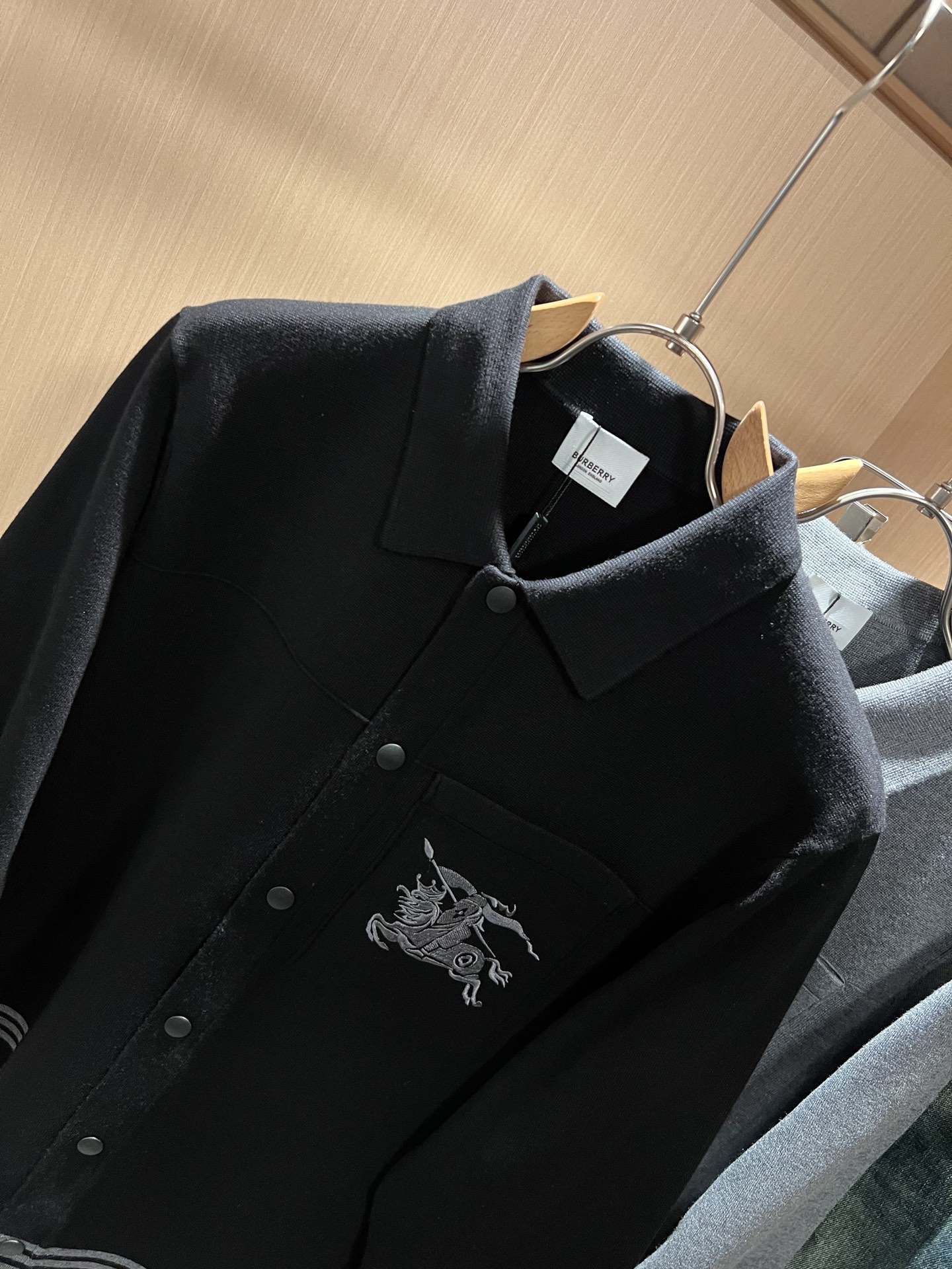 Bur*erry 巴*莉 2025秋冬新款长袖款针织羊毛开衫，品牌经典设计元素！既不单调也不复杂,恰到好