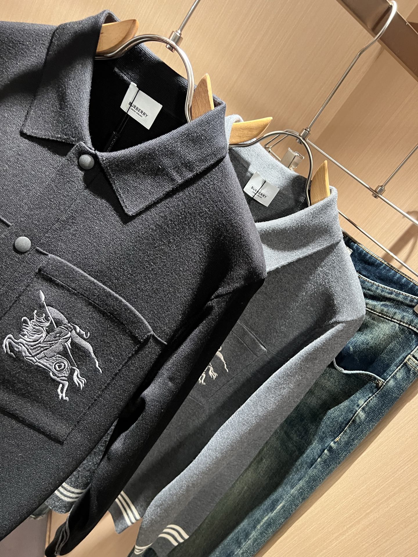 Bur*erry 巴*莉 2025秋冬新款长袖款针织羊毛开衫，品牌经典设计元素！既不单调也不复杂,恰到好