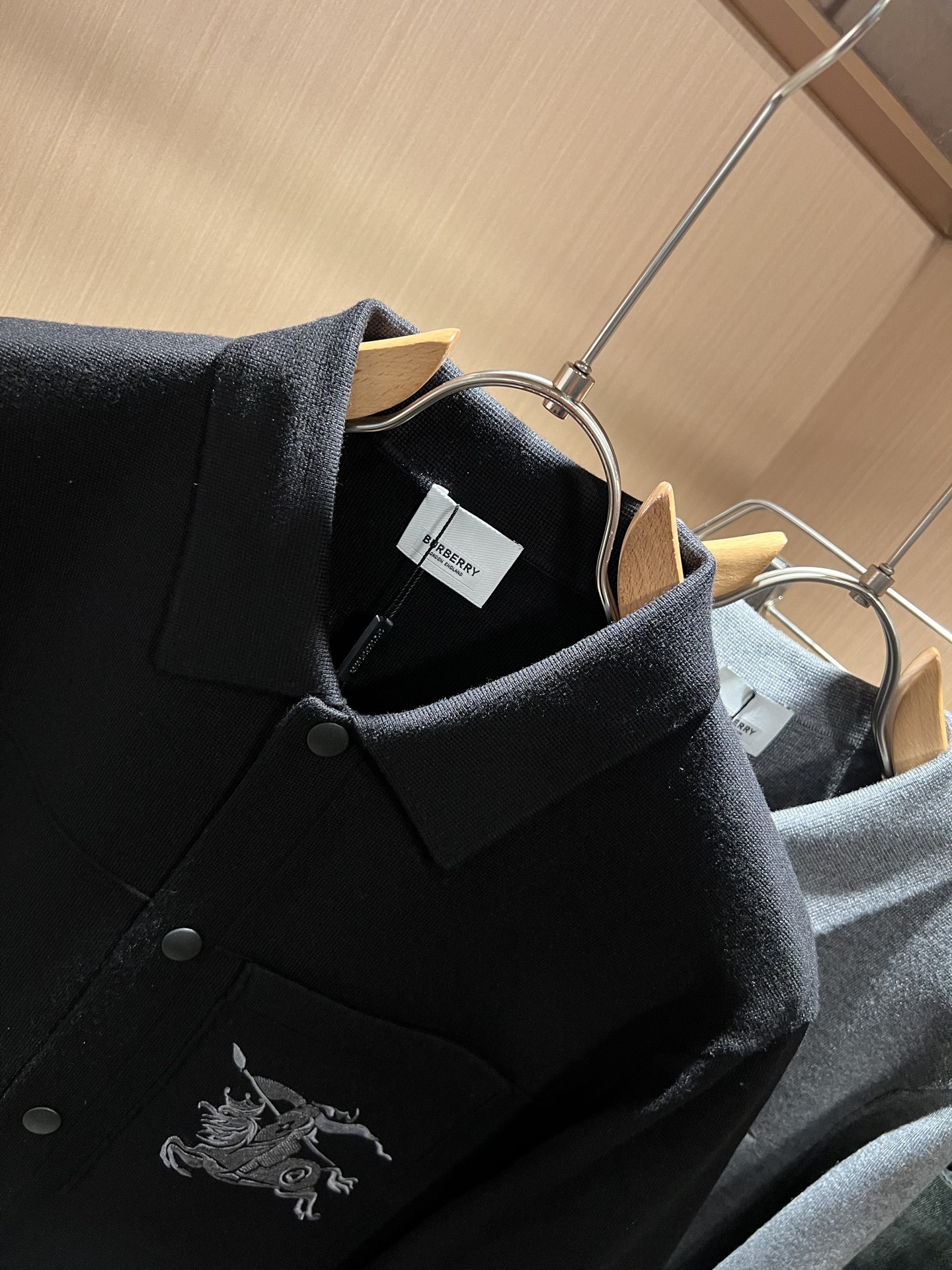 Bur*erry 巴*莉 2025秋冬新款长袖款针织羊毛开衫，品牌经典设计元素！既不单调也不复杂,恰到好