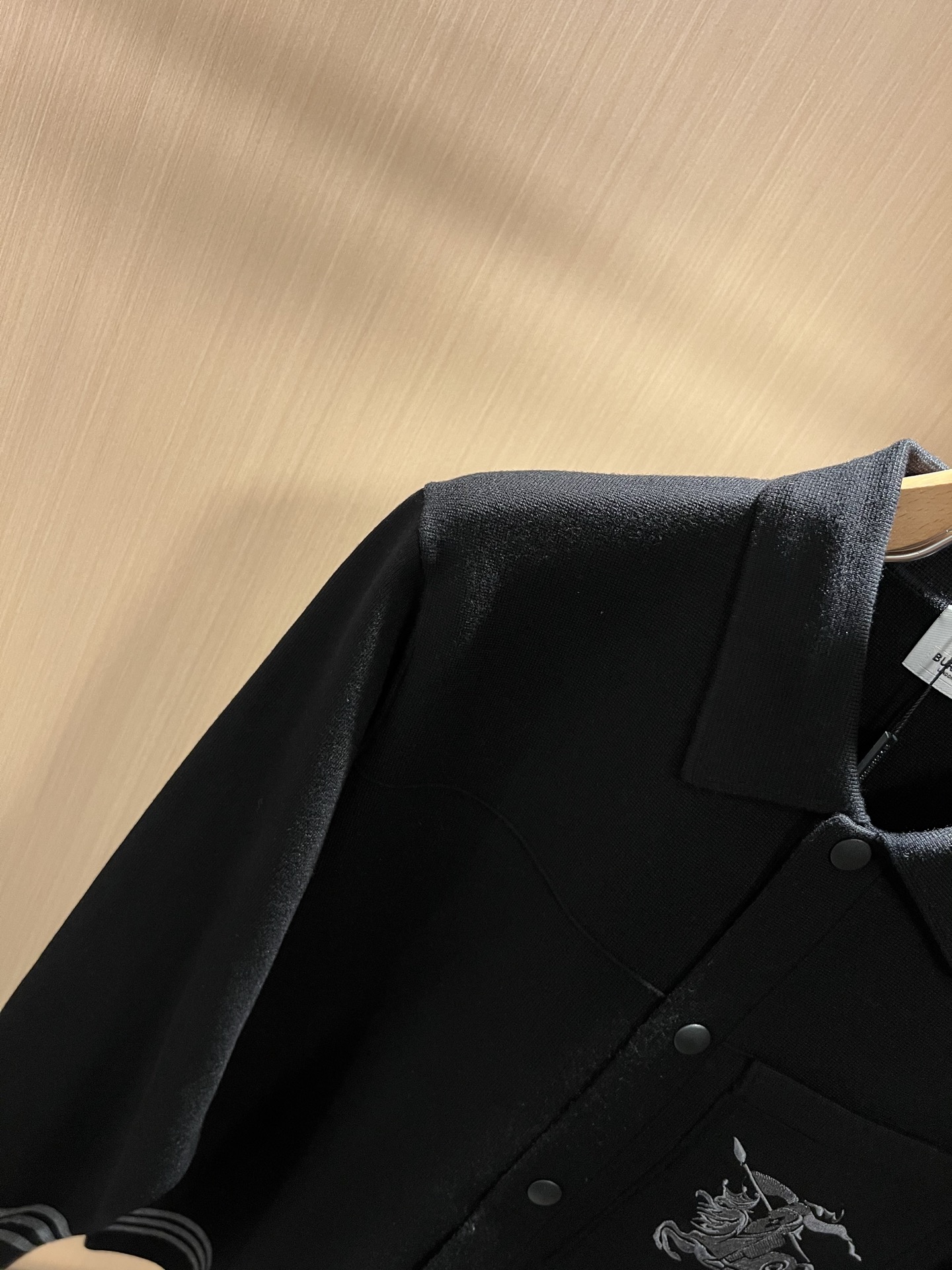 Bur*erry 巴*莉 2025秋冬新款长袖款针织羊毛开衫，品牌经典设计元素！既不单调也不复杂,恰到好