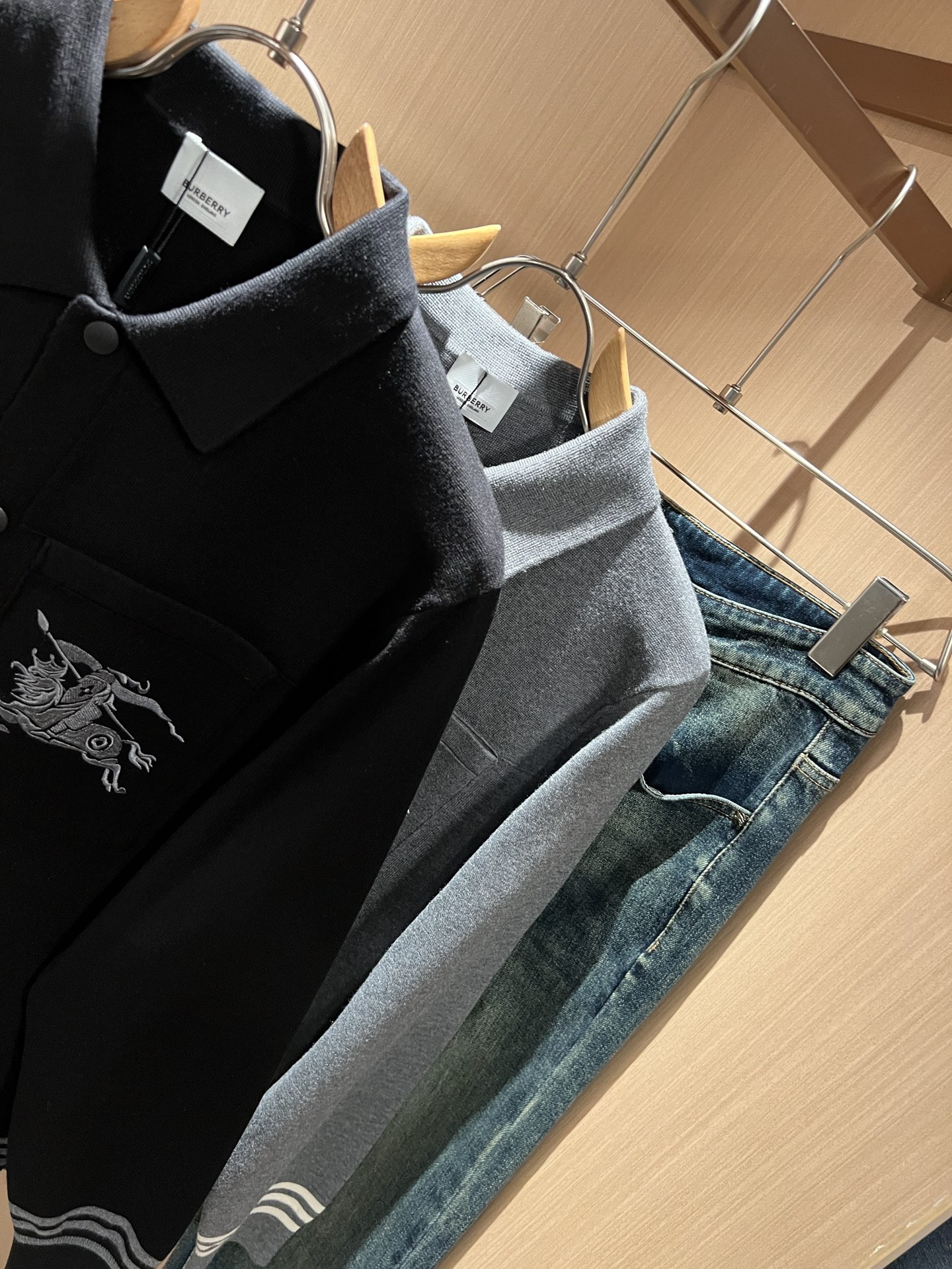 Bur*erry 巴*莉 2025秋冬新款长袖款针织羊毛开衫，品牌经典设计元素！既不单调也不复杂,恰到好