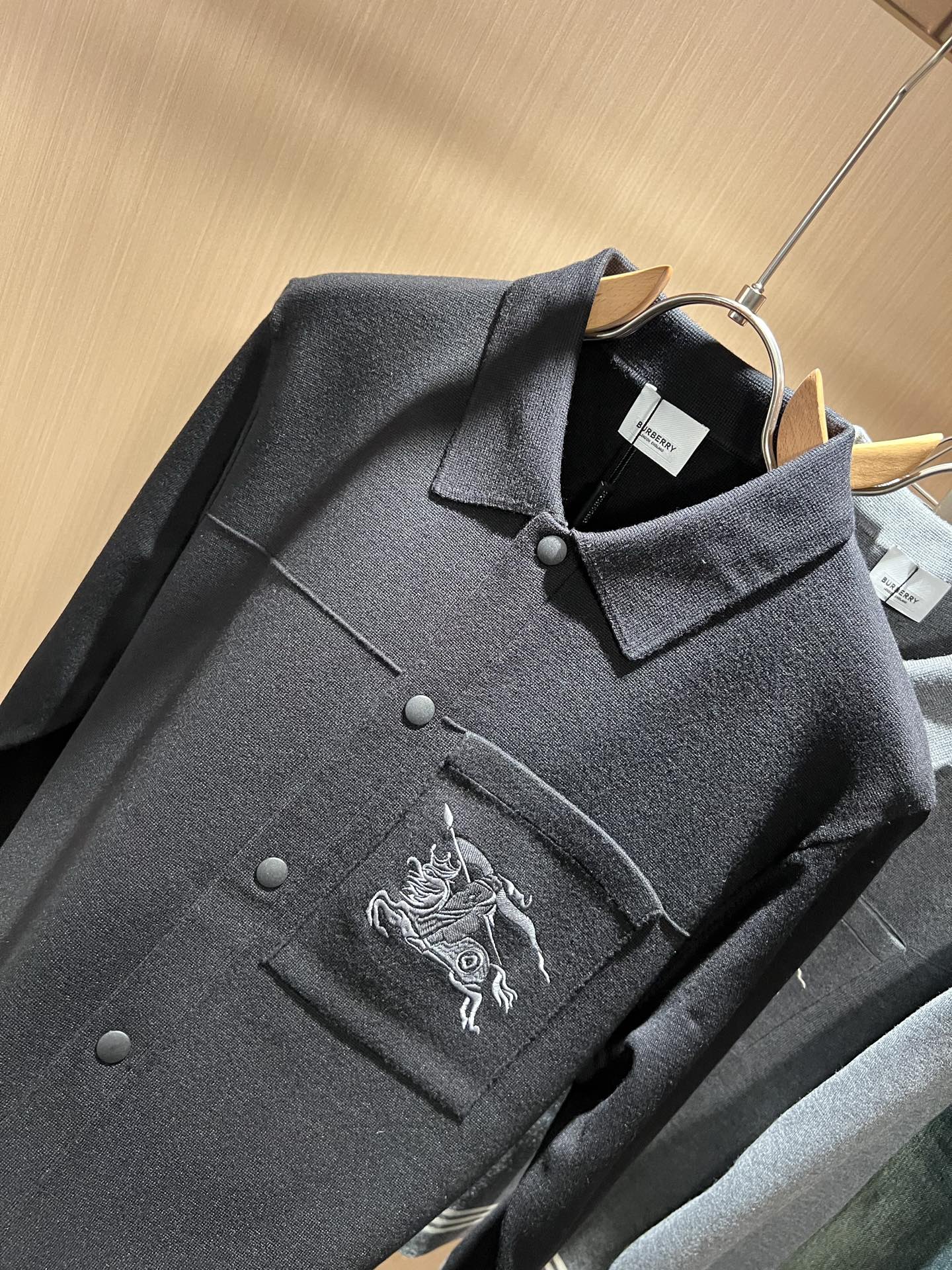 Bur*erry 巴*莉 2025秋冬新款长袖款针织羊毛开衫，品牌经典设计元素！既不单调也不复杂,恰到好