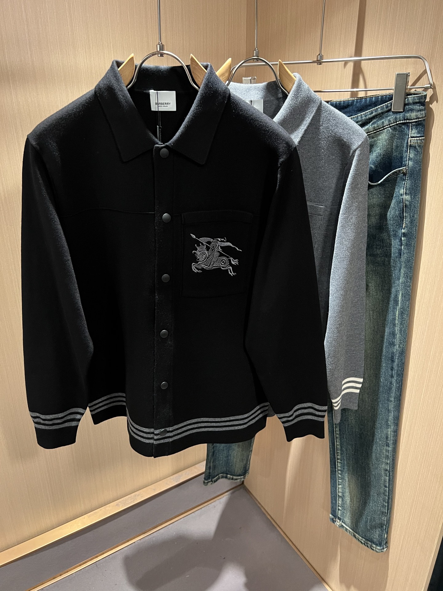 Bur*erry 巴*莉 2025秋冬新款长袖款针织羊毛开衫，品牌经典设计元素！既不单调也不复杂,恰到好