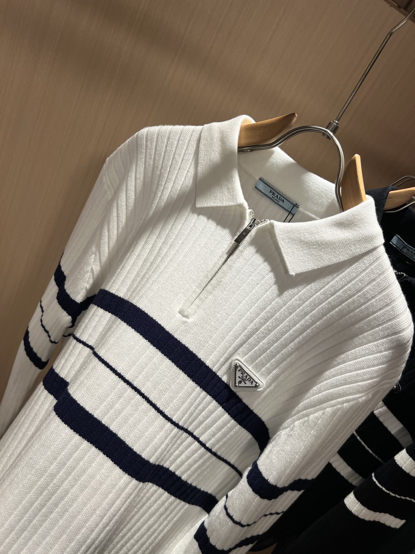 PRAD*A普*达2025秋冬新款男士针织羊毛衫，最新款全网独家首上！！~既经典有时尚百搭，谁不爱啊，将