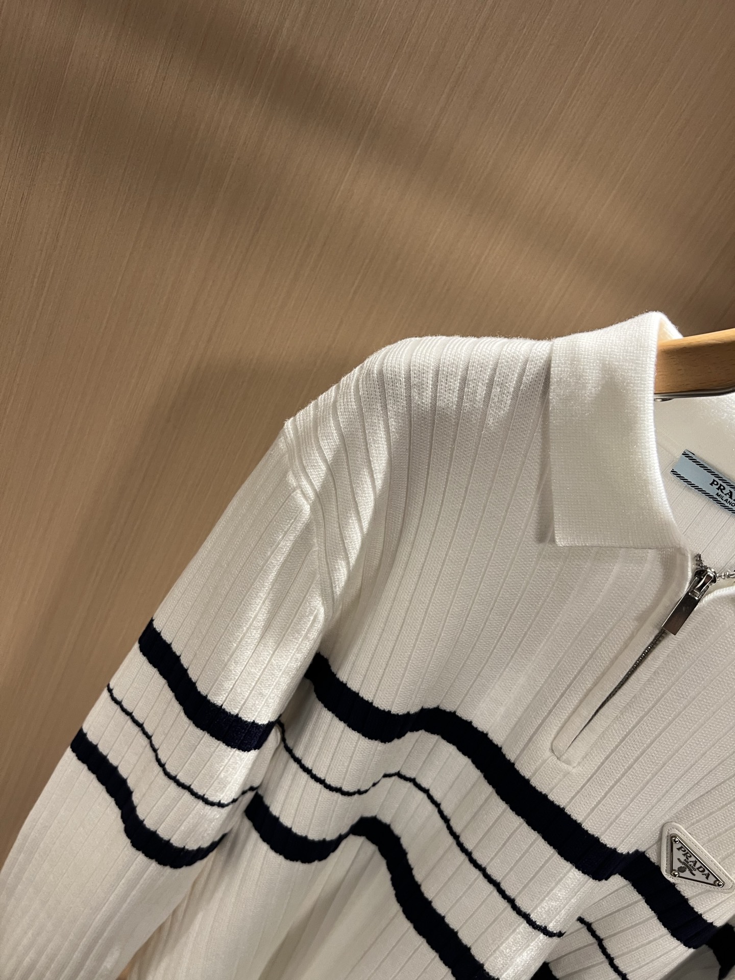 PRAD*A普*达2025秋冬新款男士针织羊毛衫，最新款全网独家首上！！~既经典有时尚百搭，谁不爱啊，将