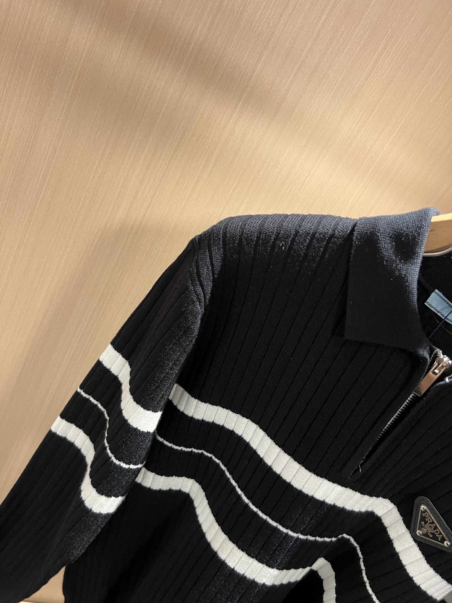 PRAD*A普*达2025秋冬新款男士针织羊毛衫，最新款全网独家首上！！~既经典有时尚百搭，谁不爱啊，将