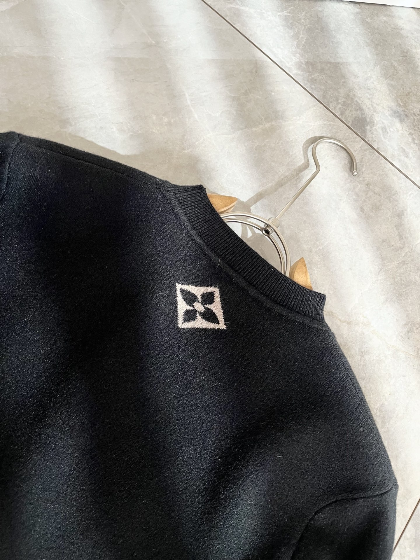 Louis Vuit*on 2025秋冬路易家族轻奢针织羊毛衫！男女同款👫装饰！ 路易家族的新高端，细节