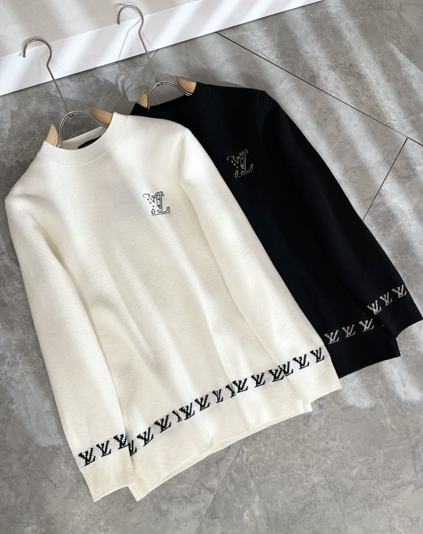 Louis Vuit*on 2025秋冬路易家族轻奢针织羊毛衫！男女同款👫装饰！ 路易家族的新高端，细节