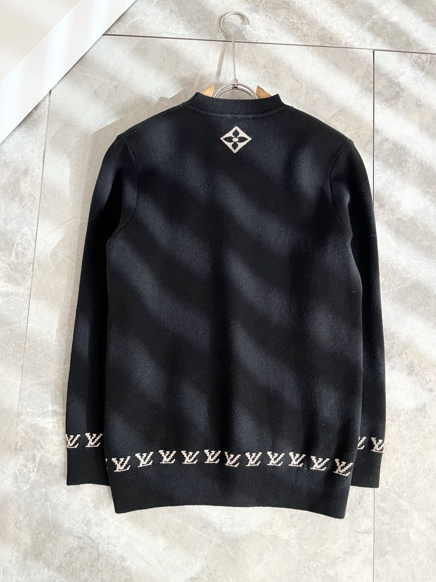 Louis Vuit*on 2025秋冬路易家族轻奢针织羊毛衫！男女同款👫装饰！ 路易家族的新高端，细节