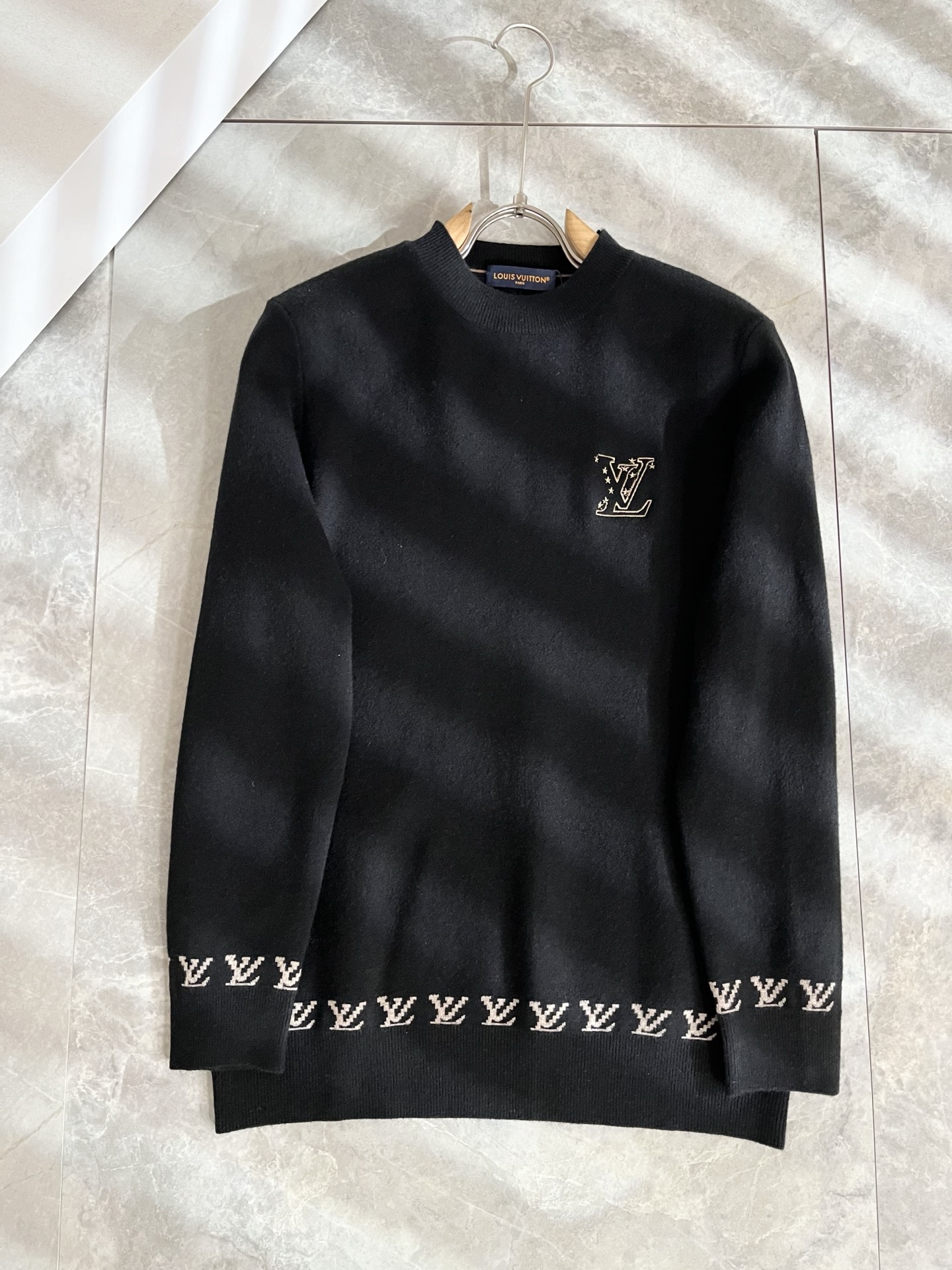 Louis Vuit*on 2025秋冬路易家族轻奢针织羊毛衫！男女同款👫装饰！ 路易家族的新高端，细节