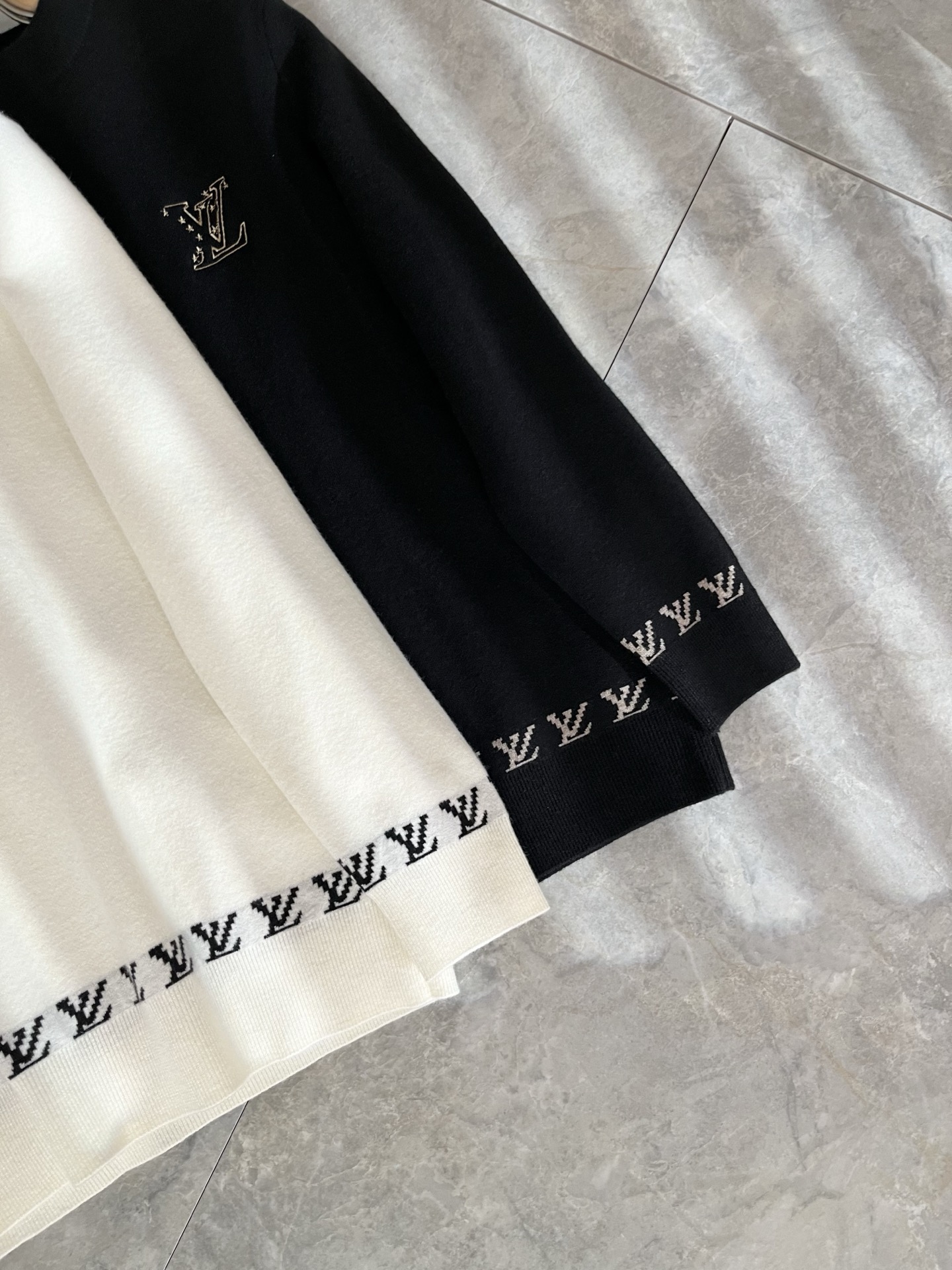 Louis Vuit*on 2025秋冬路易家族轻奢针织羊毛衫！男女同款👫装饰！ 路易家族的新高端，细节