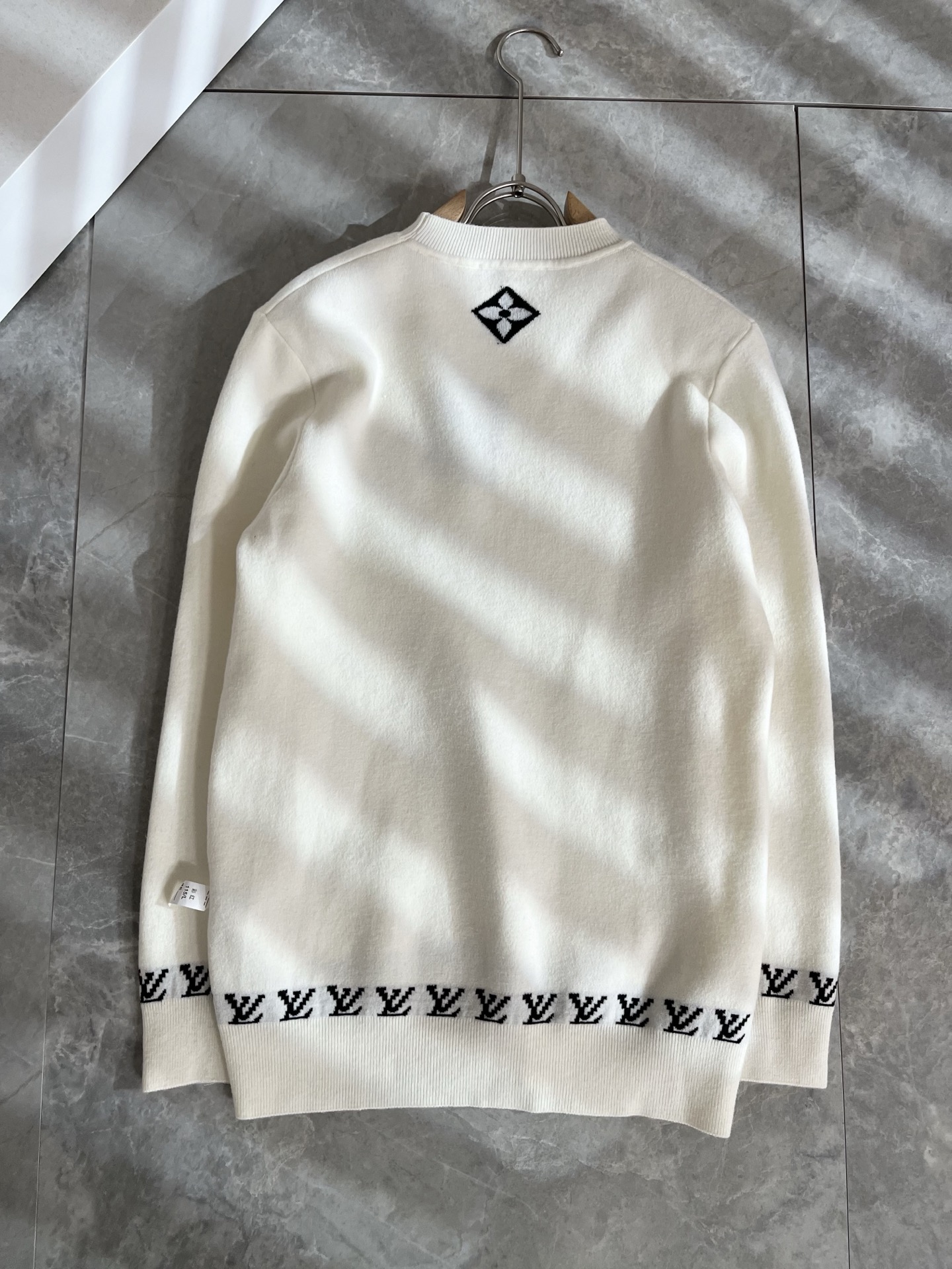 Louis Vuit*on 2025秋冬路易家族轻奢针织羊毛衫！男女同款👫装饰！ 路易家族的新高端，细节