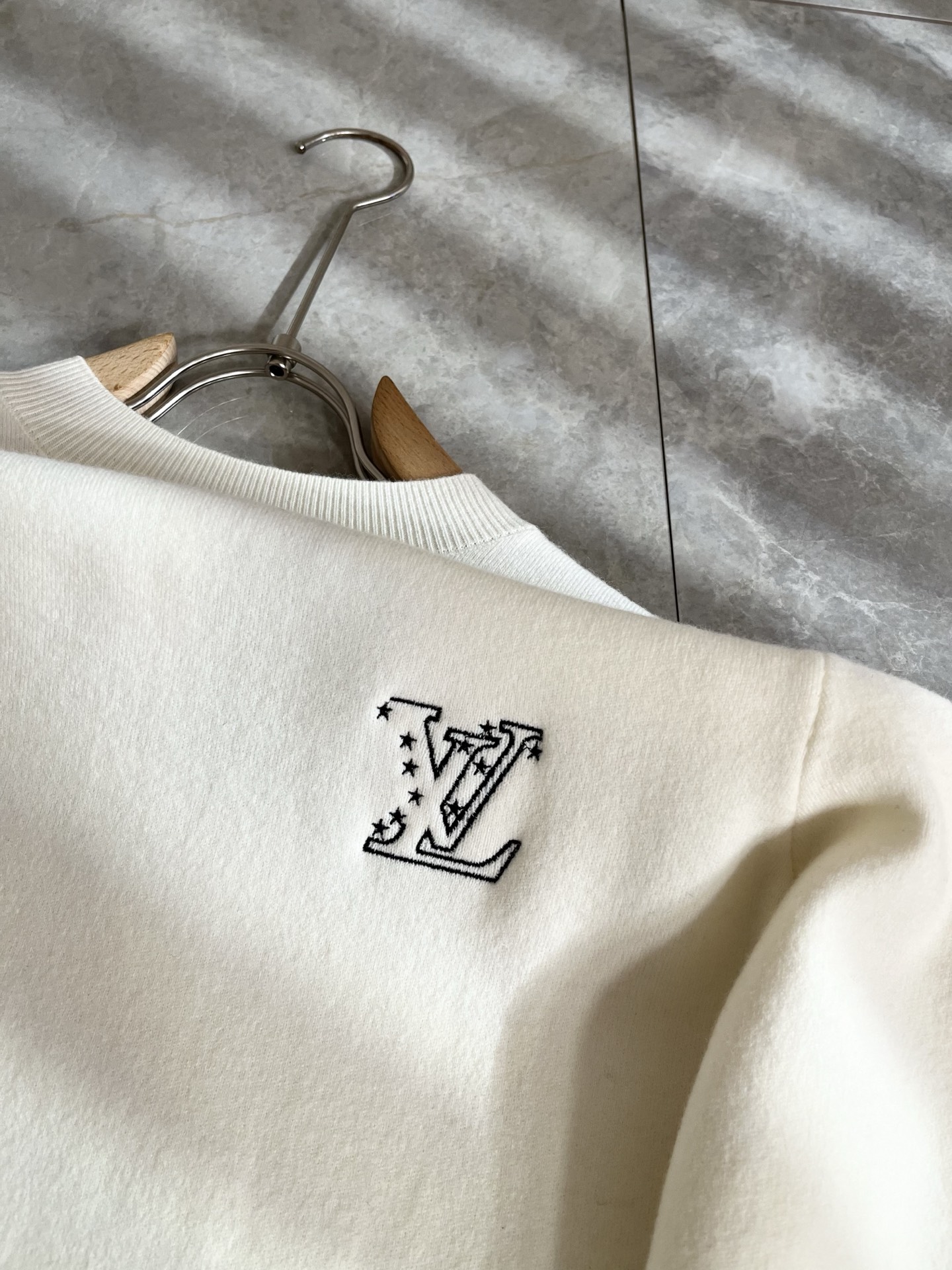 Louis Vuit*on 2025秋冬路易家族轻奢针织羊毛衫！男女同款👫装饰！ 路易家族的新高端，细节