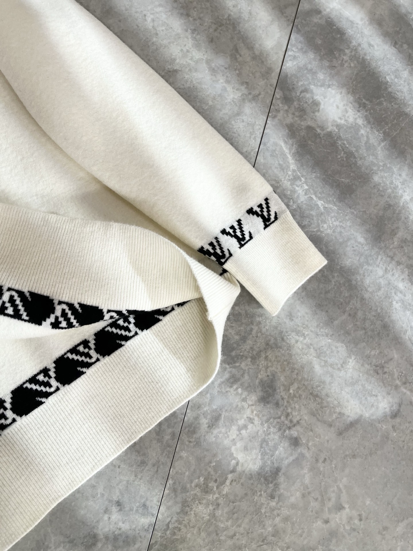 Louis Vuit*on 2025秋冬路易家族轻奢针织羊毛衫！男女同款👫装饰！ 路易家族的新高端，细节