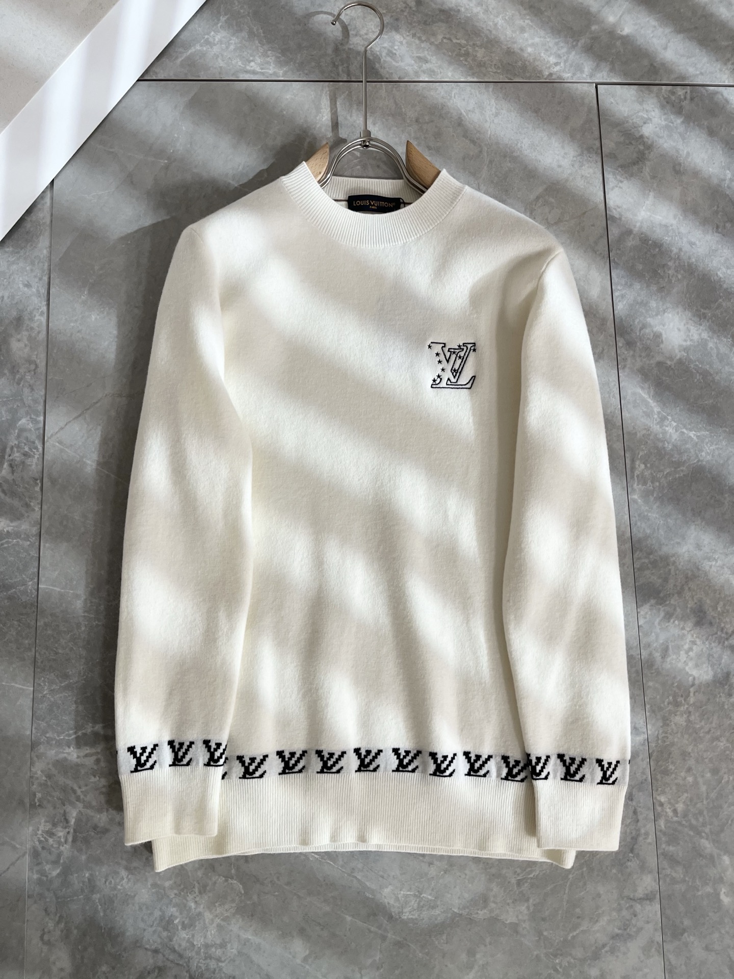 Louis Vuit*on 2025秋冬路易家族轻奢针织羊毛衫！男女同款👫装饰！ 路易家族的新高端，细节