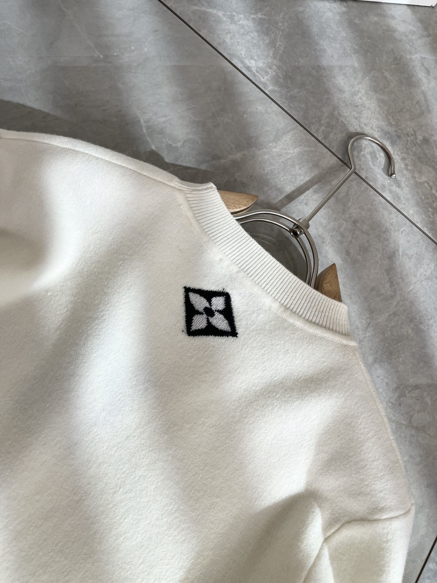 Louis Vuit*on 2025秋冬路易家族轻奢针织羊毛衫！男女同款👫装饰！ 路易家族的新高端，细节