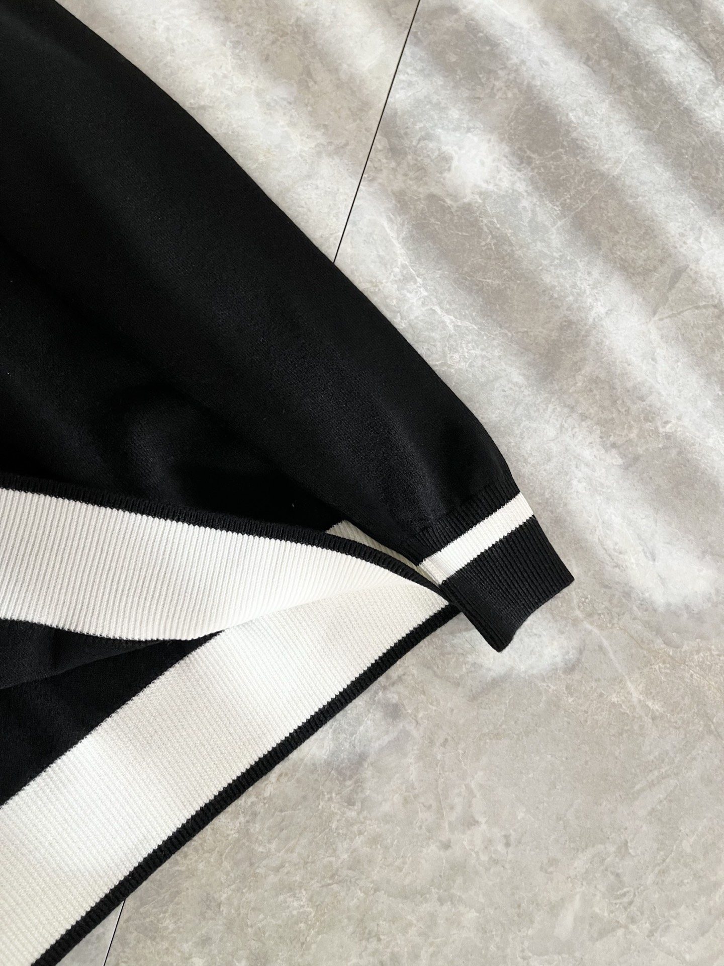 PRAD*A普*达2025秋冬新款男士针织羊毛衫，最新款全网独家首上！！~既经典有时尚百搭，谁不爱啊，将