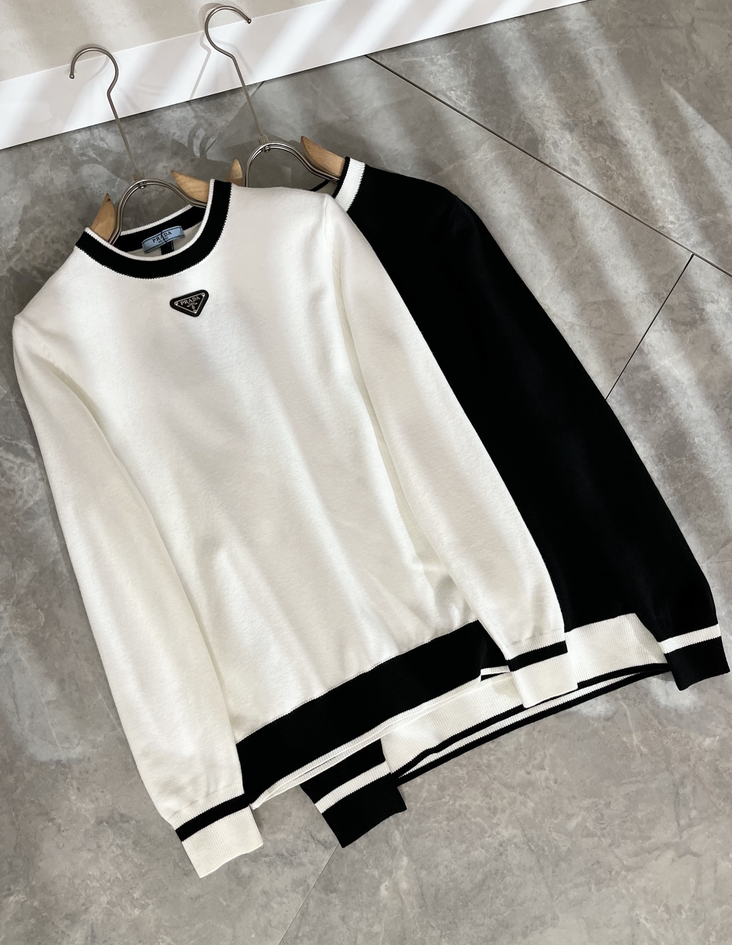 PRAD*A普*达2025秋冬新款男士针织羊毛衫，最新款全网独家首上！！~既经典有时尚百搭，谁不爱啊，将