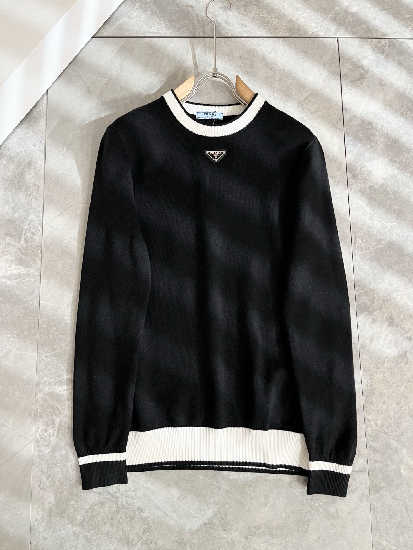 PRAD*A普*达2025秋冬新款男士针织羊毛衫，最新款全网独家首上！！~既经典有时尚百搭，谁不爱啊，将