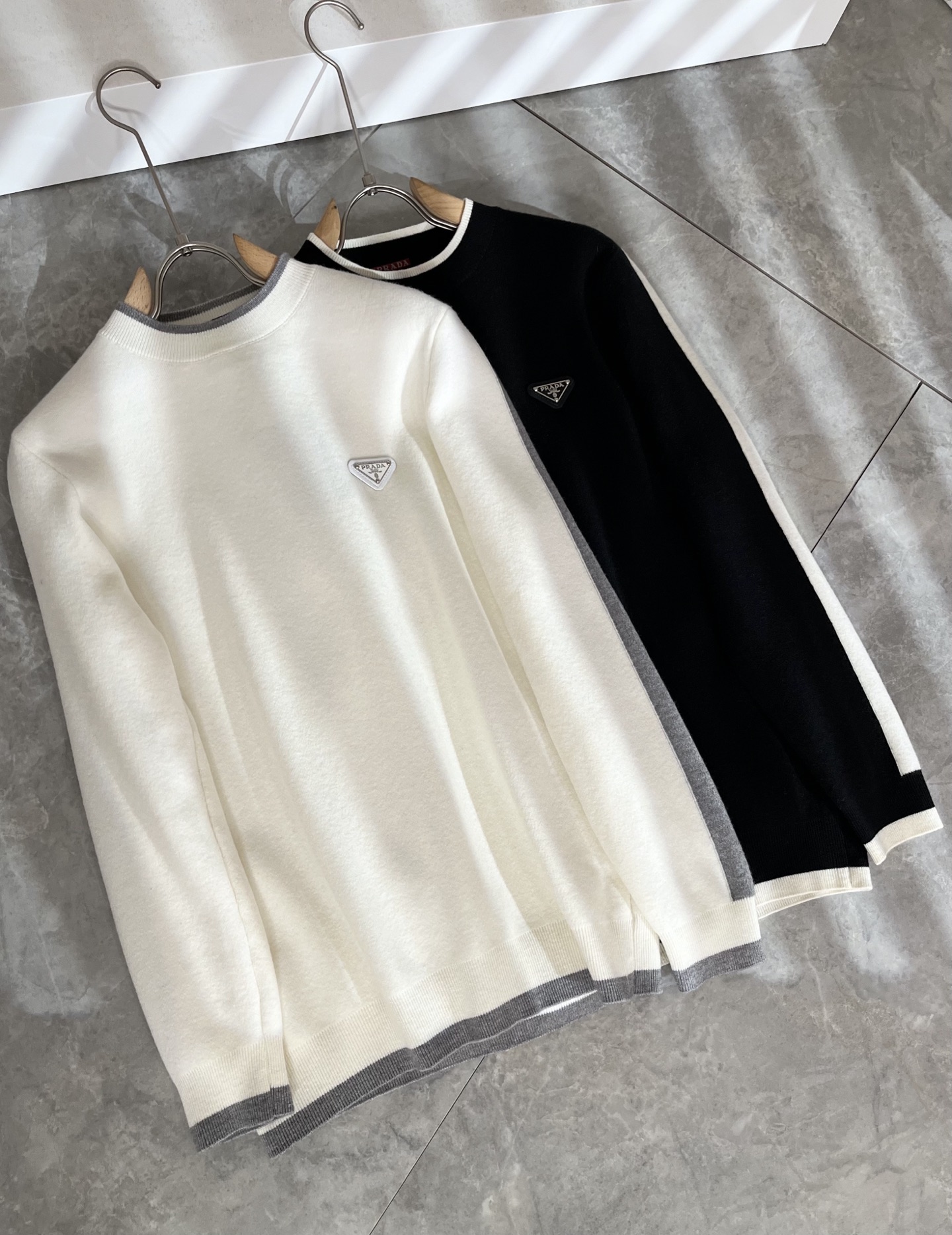 PRAD*A普*达2025秋冬新款男士针织羊毛衫，最新款全网独家首上！！~既经典有时尚百搭，谁不爱啊，将