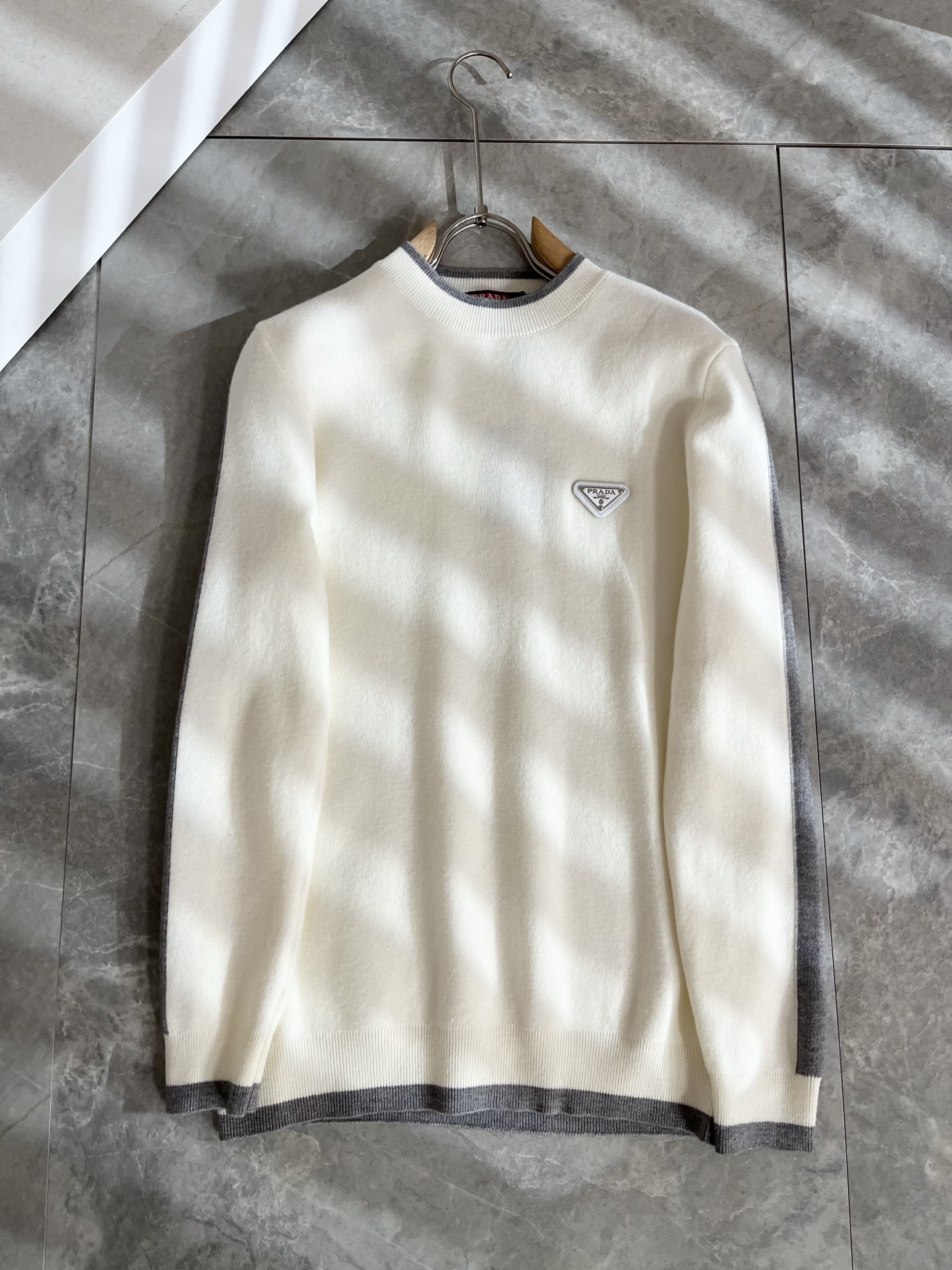 PRAD*A普*达2025秋冬新款男士针织羊毛衫，最新款全网独家首上！！~既经典有时尚百搭，谁不爱啊，将