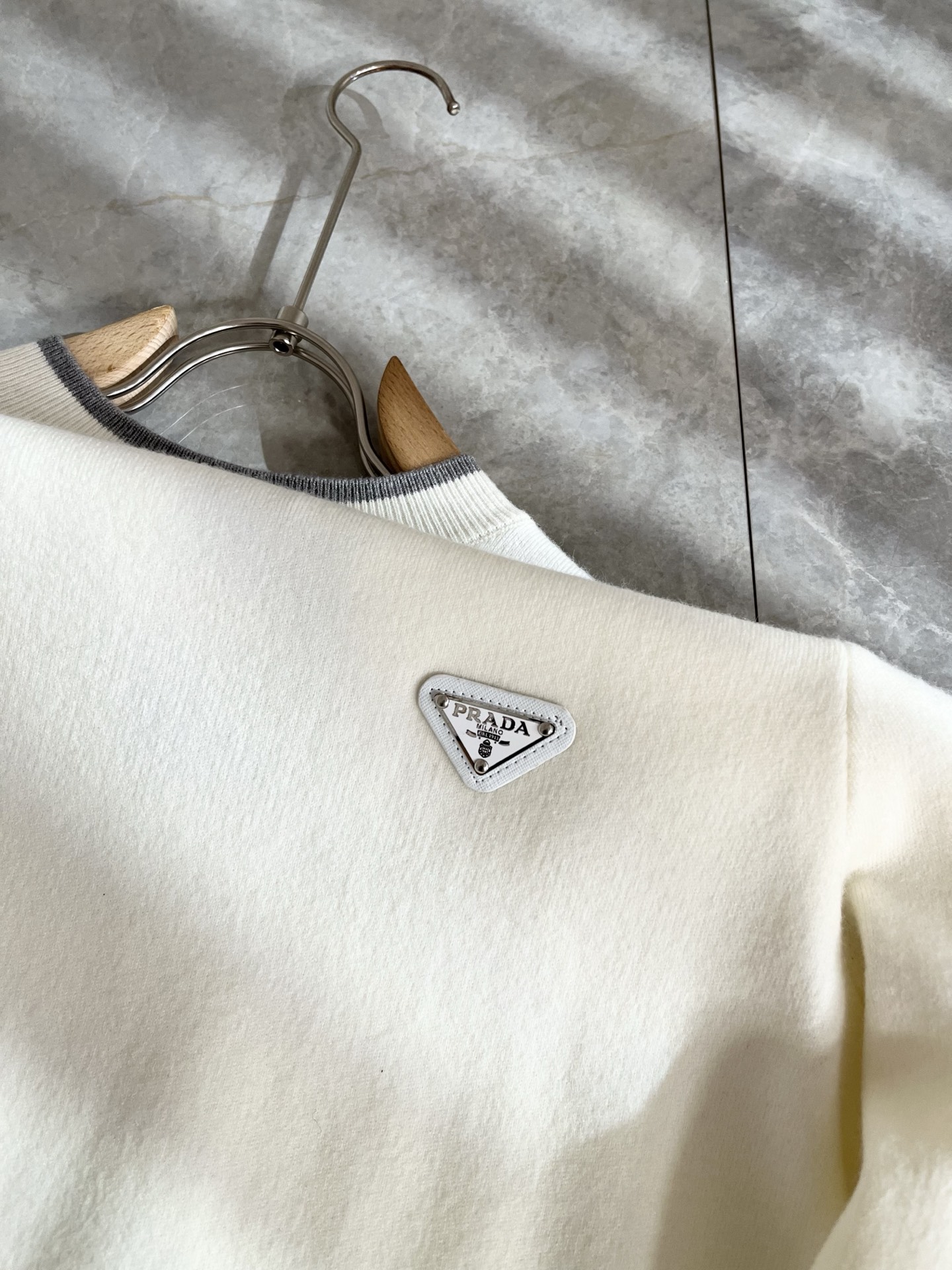 PRAD*A普*达2025秋冬新款男士针织羊毛衫，最新款全网独家首上！！~既经典有时尚百搭，谁不爱啊，将