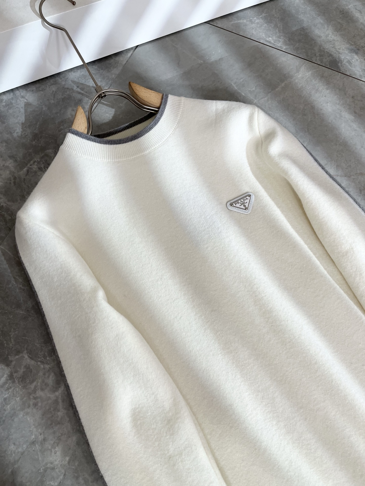 PRAD*A普*达2025秋冬新款男士针织羊毛衫，最新款全网独家首上！！~既经典有时尚百搭，谁不爱啊，将