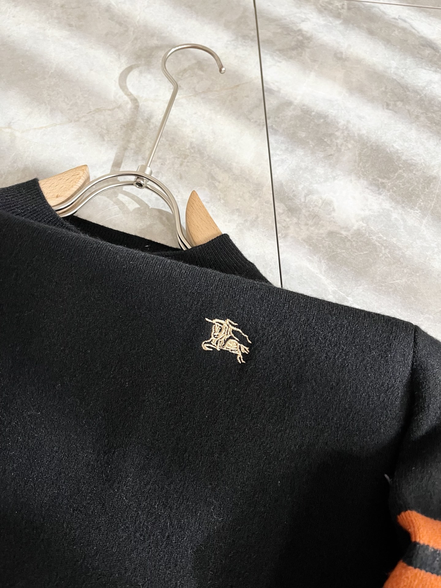 Bur*erry 巴*莉 2025秋冬新款男士针织羊毛衫，品牌最新设计元素！既不单调也不复杂,恰到好处的