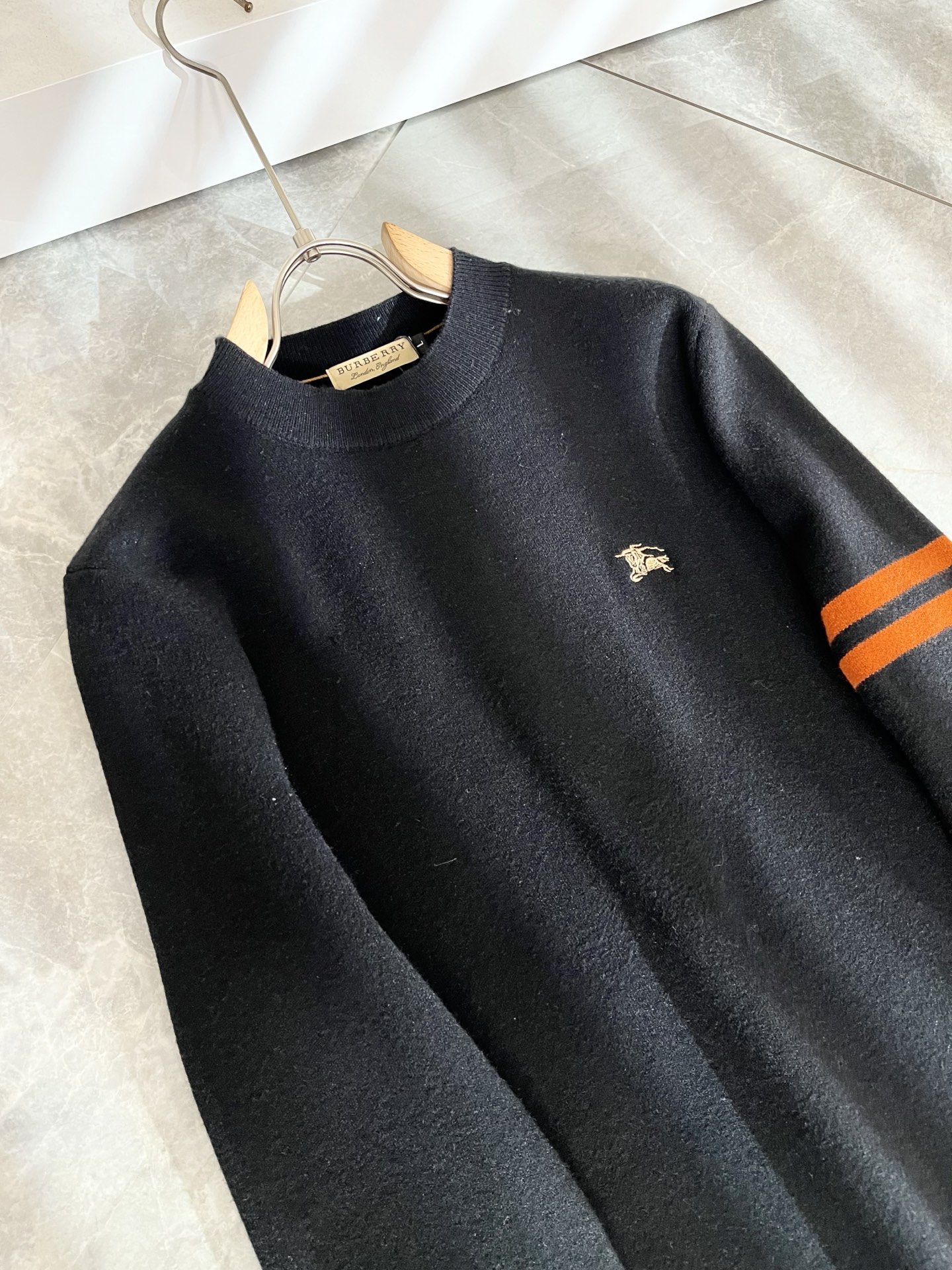 Bur*erry 巴*莉 2025秋冬新款男士针织羊毛衫，品牌最新设计元素！既不单调也不复杂,恰到好处的