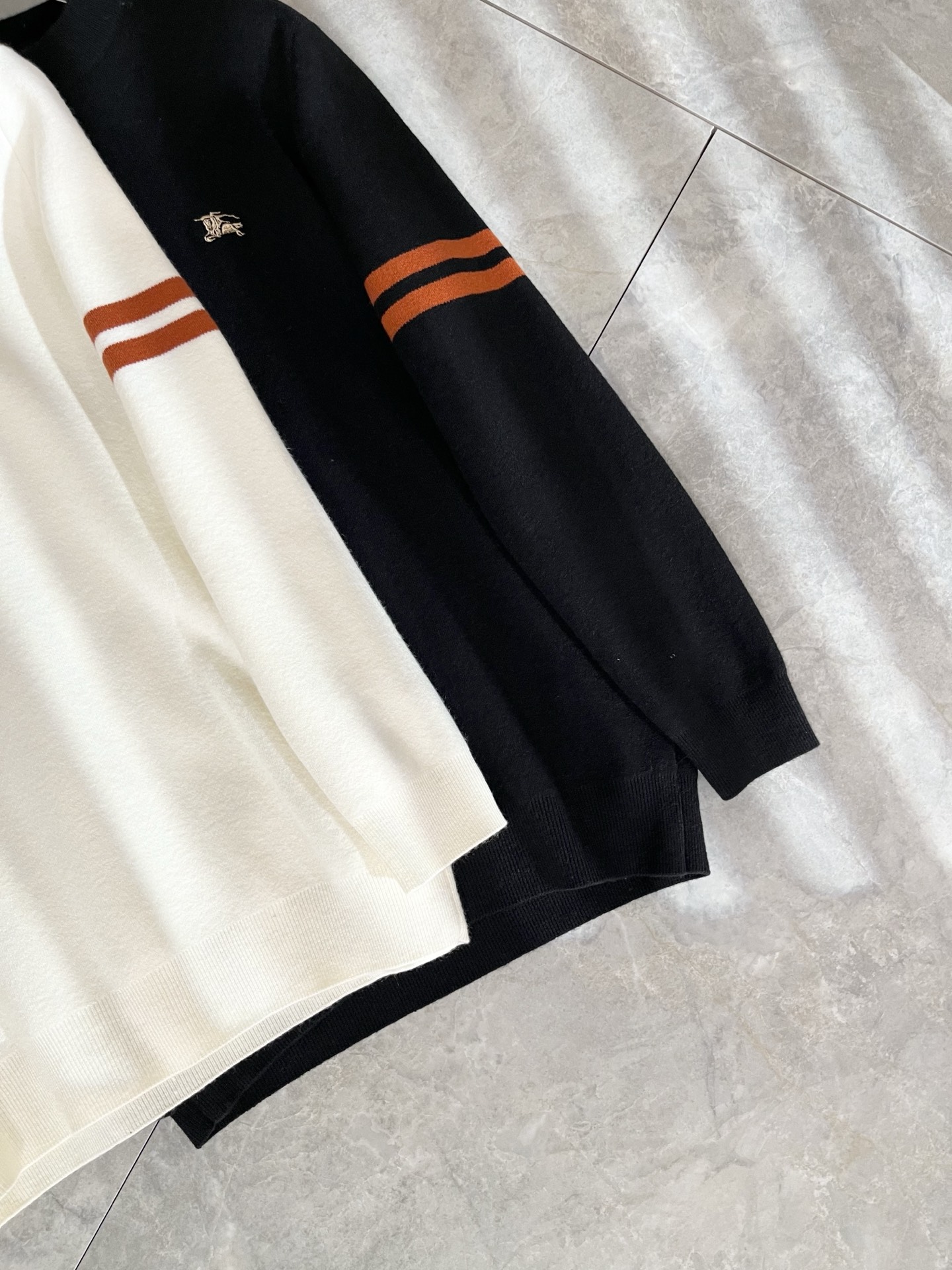 Bur*erry 巴*莉 2025秋冬新款男士针织羊毛衫，品牌最新设计元素！既不单调也不复杂,恰到好处的