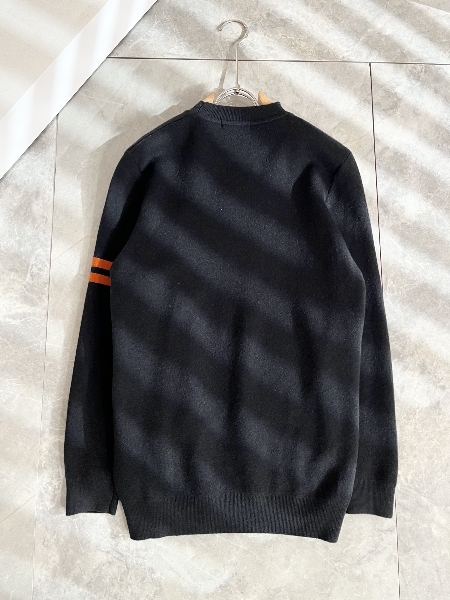 Bur*erry 巴*莉 2025秋冬新款男士针织羊毛衫，品牌最新设计元素！既不单调也不复杂,恰到好处的