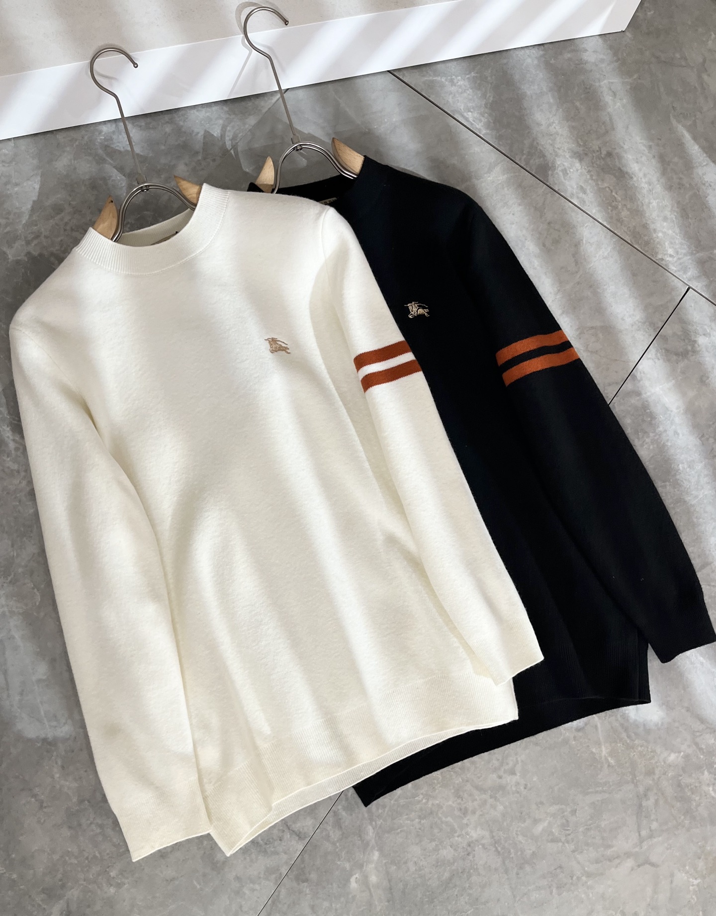 Bur*erry 巴*莉 2025秋冬新款男士针织羊毛衫，品牌最新设计元素！既不单调也不复杂,恰到好处的