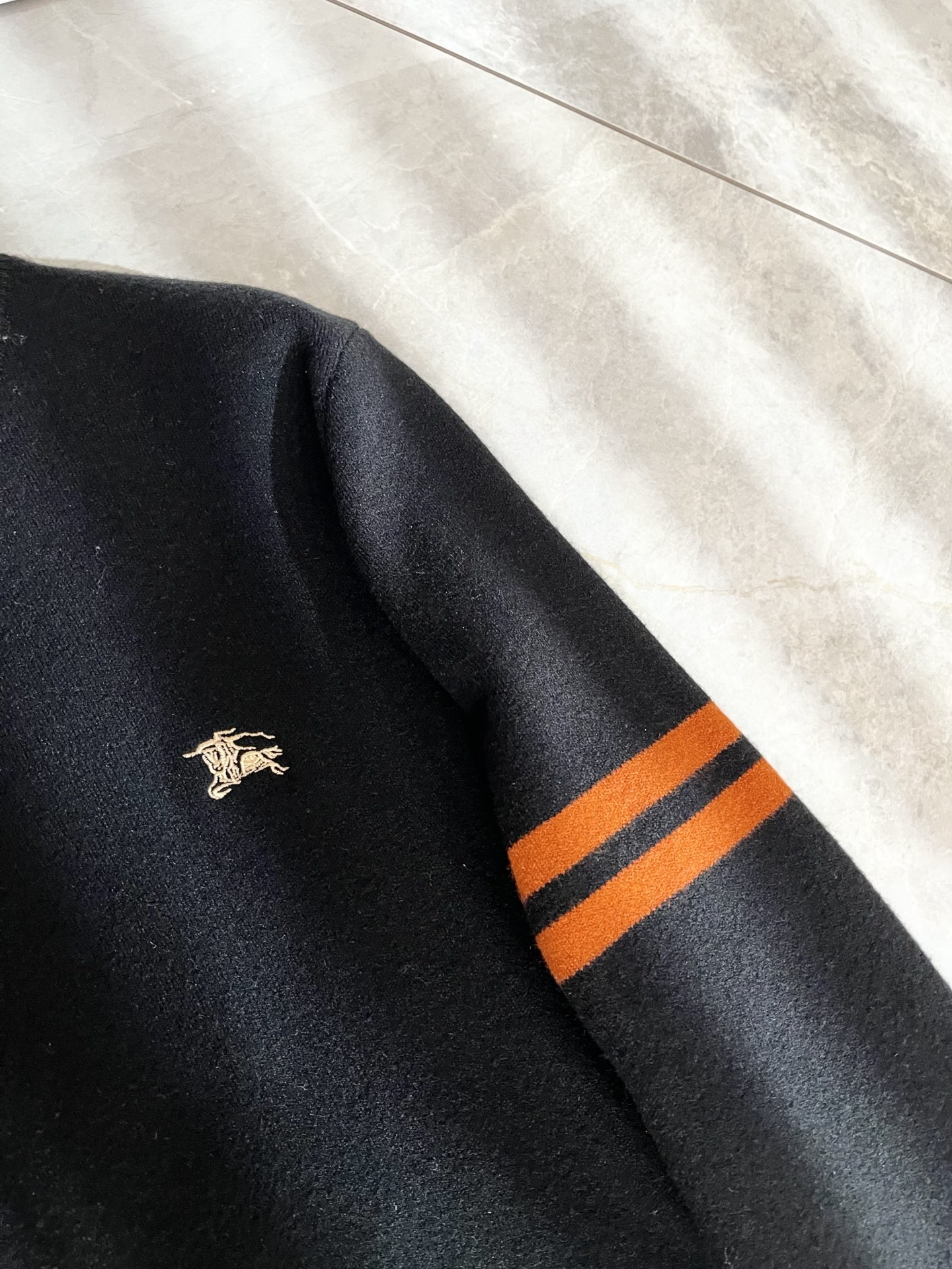 Bur*erry 巴*莉 2025秋冬新款男士针织羊毛衫，品牌最新设计元素！既不单调也不复杂,恰到好处的