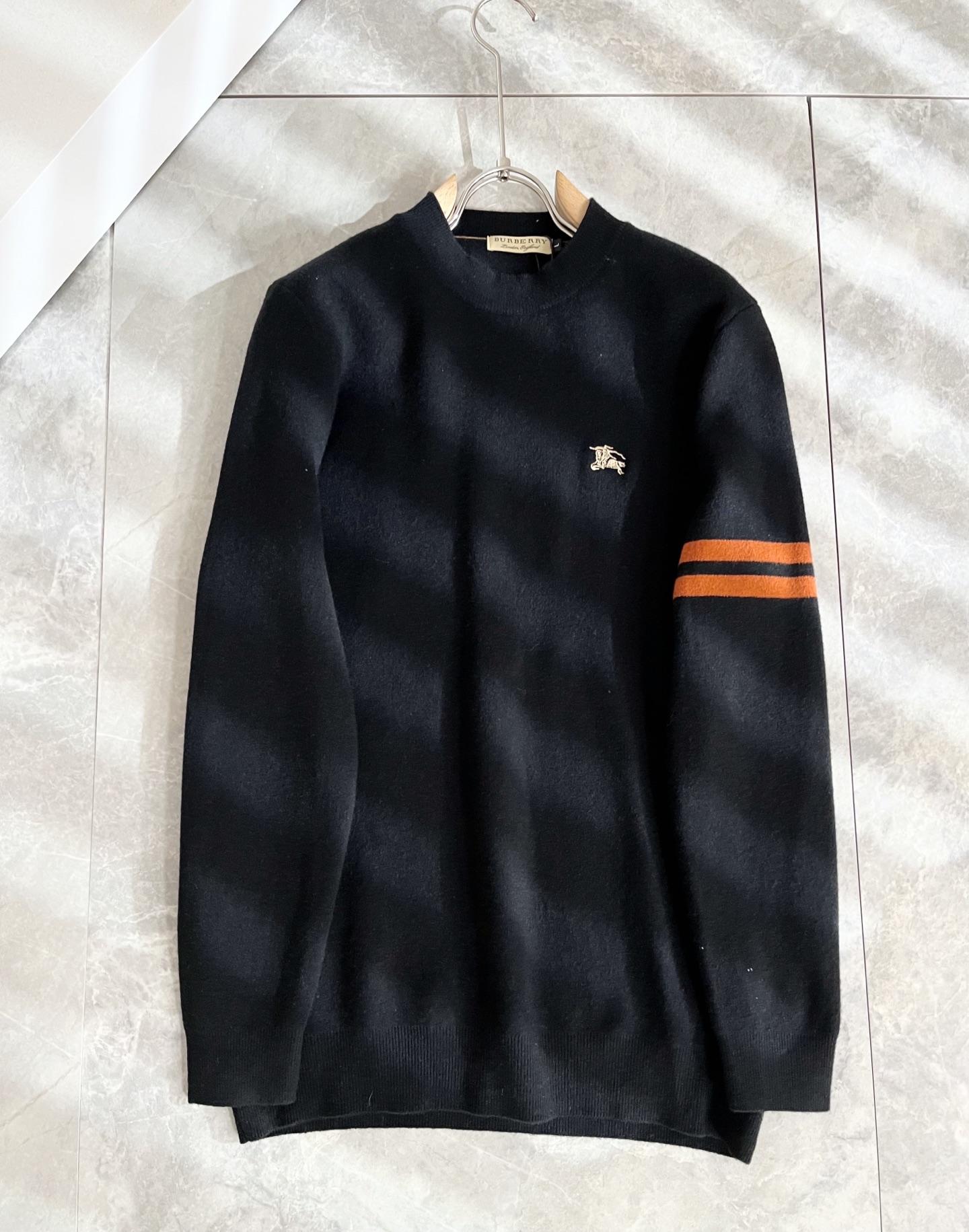 Bur*erry 巴*莉 2025秋冬新款男士针织羊毛衫，品牌最新设计元素！既不单调也不复杂,恰到好处的