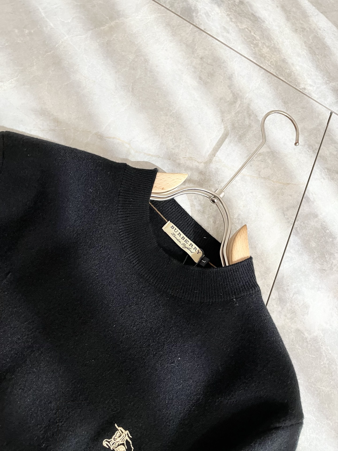 Bur*erry 巴*莉 2025秋冬新款男士针织羊毛衫，品牌最新设计元素！既不单调也不复杂,恰到好处的