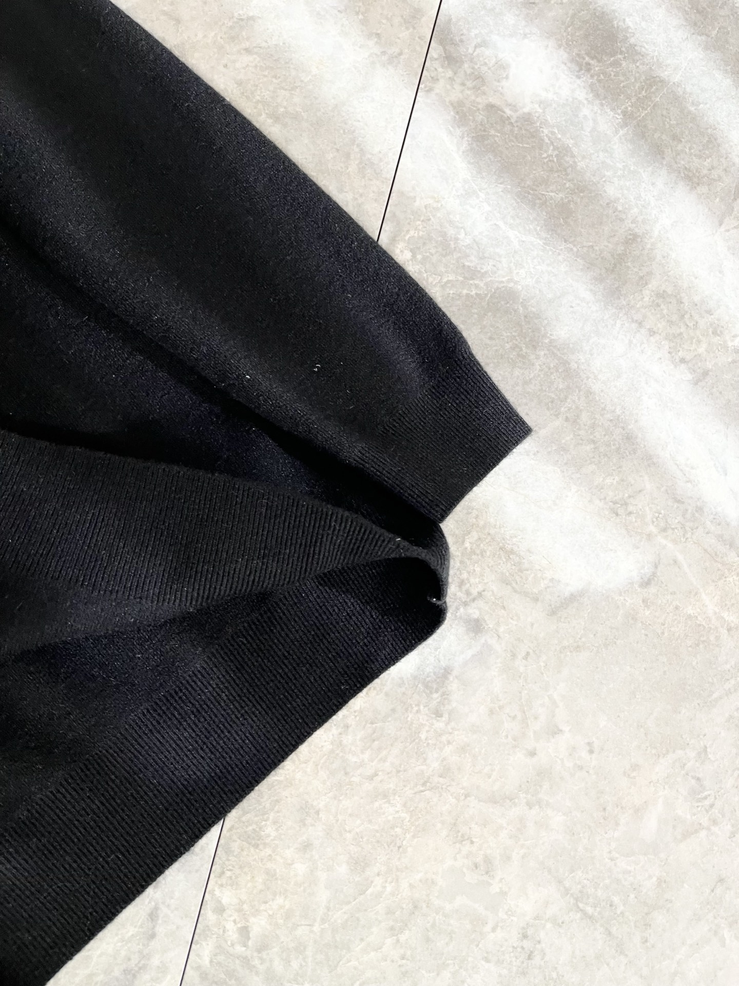 Bur*erry 巴*莉 2025秋冬新款男士针织羊毛衫，品牌最新设计元素！既不单调也不复杂,恰到好处的