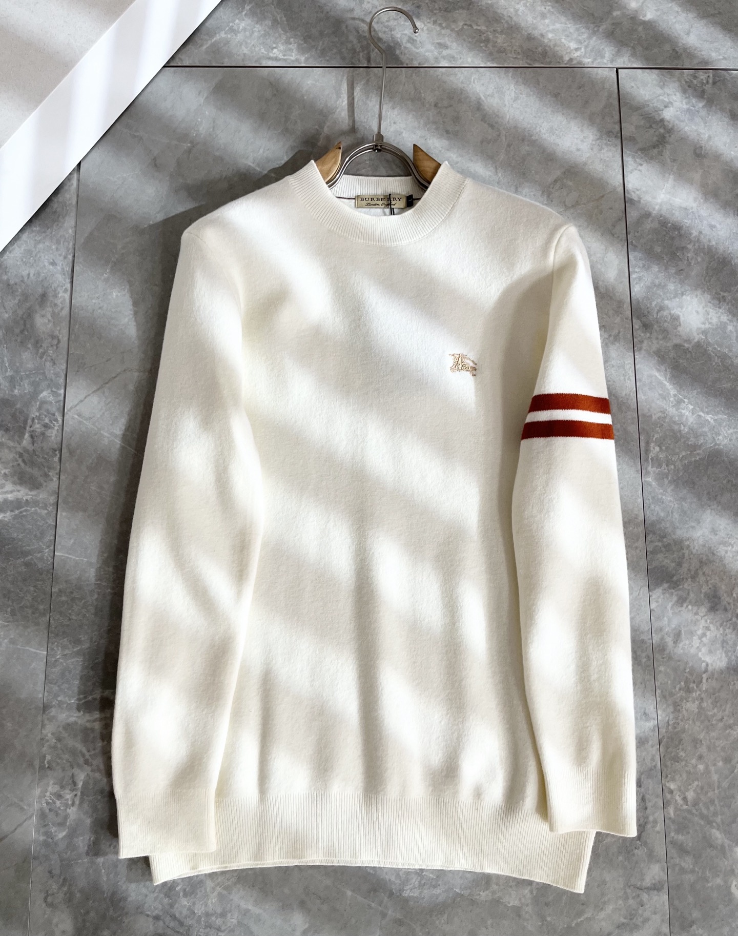 Bur*erry 巴*莉 2025秋冬新款男士针织羊毛衫，品牌最新设计元素！既不单调也不复杂,恰到好处的