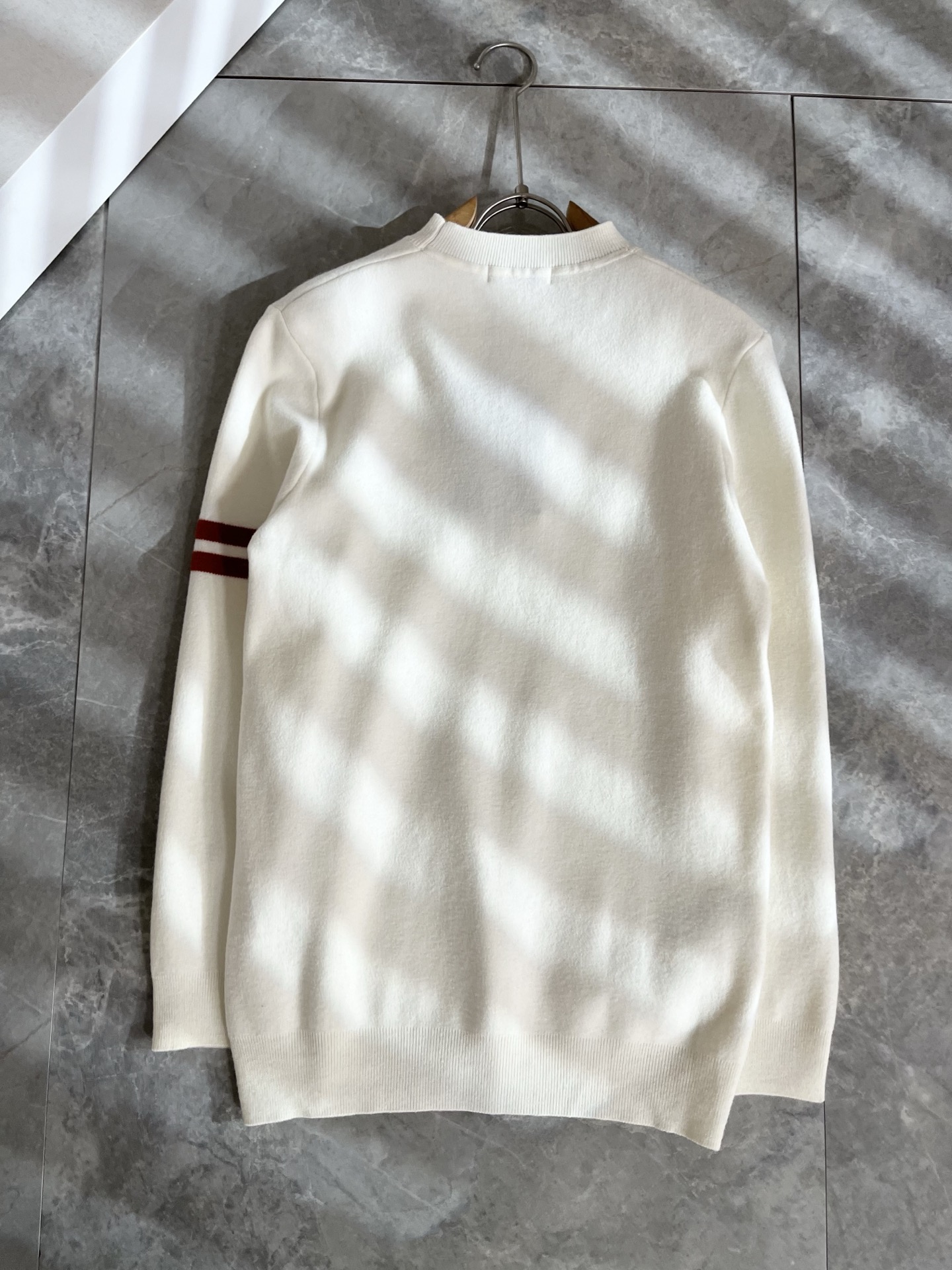 Bur*erry 巴*莉 2025秋冬新款男士针织羊毛衫，品牌最新设计元素！既不单调也不复杂,恰到好处的