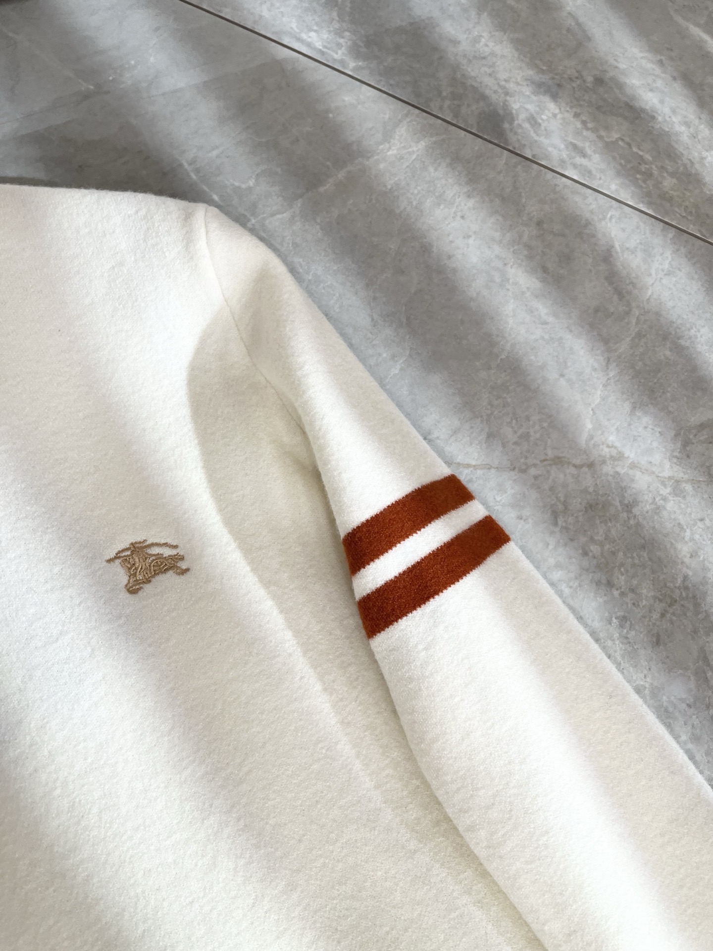 Bur*erry 巴*莉 2025秋冬新款男士针织羊毛衫，品牌最新设计元素！既不单调也不复杂,恰到好处的