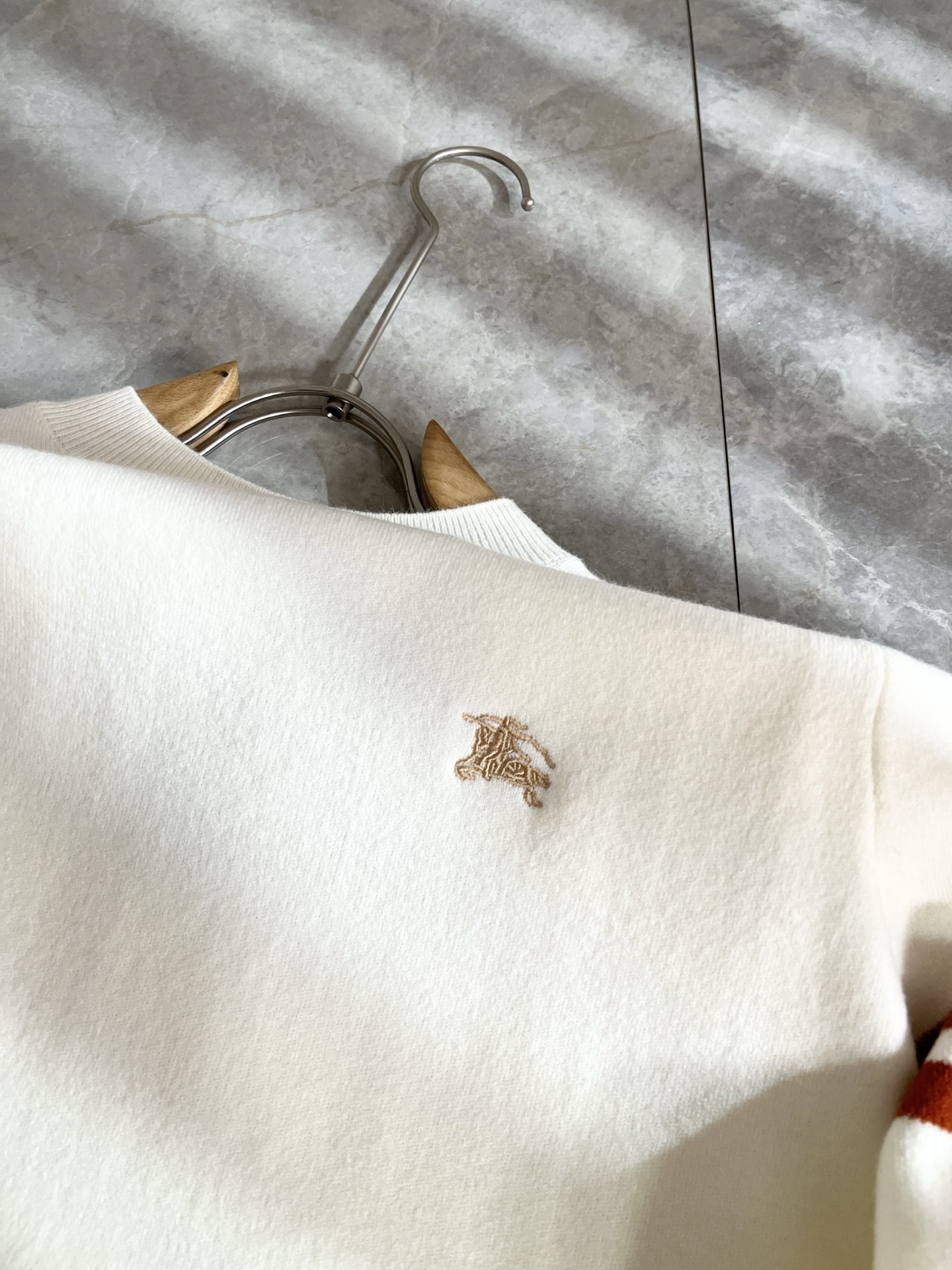 Bur*erry 巴*莉 2025秋冬新款男士针织羊毛衫，品牌最新设计元素！既不单调也不复杂,恰到好处的