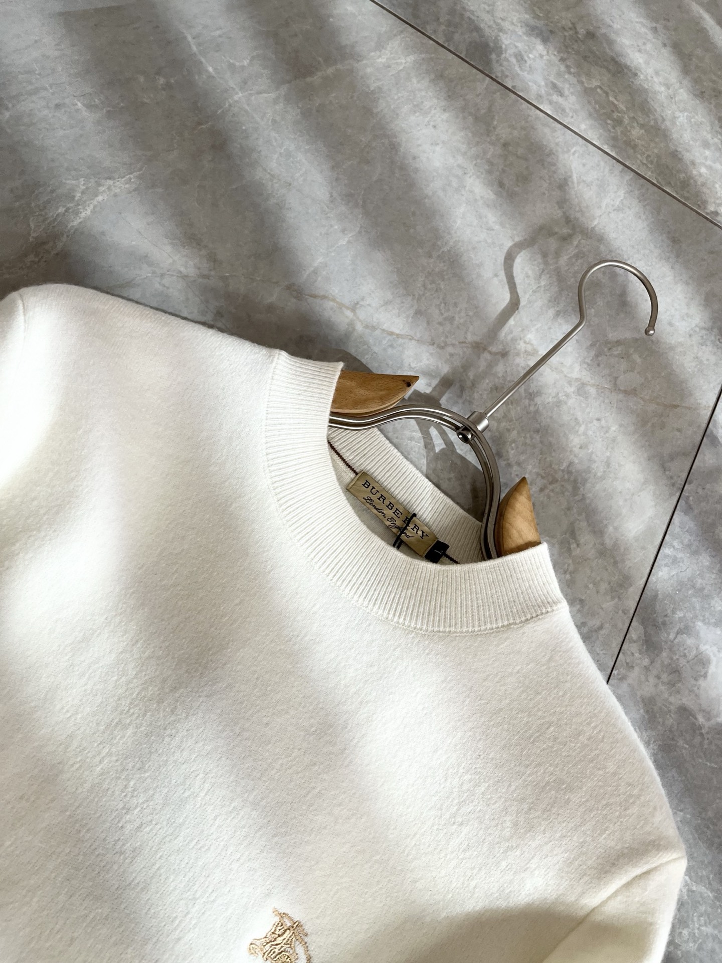 Bur*erry 巴*莉 2025秋冬新款男士针织羊毛衫，品牌最新设计元素！既不单调也不复杂,恰到好处的