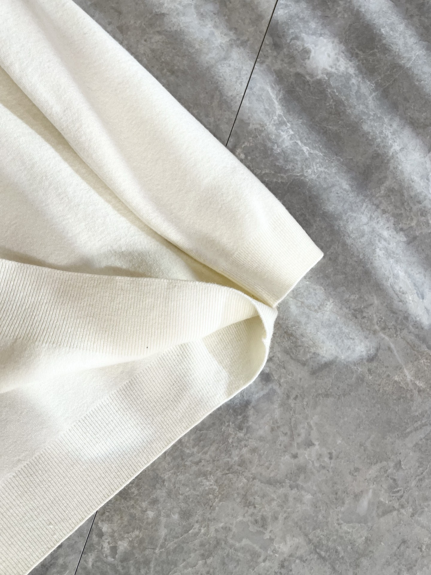 Bur*erry 巴*莉 2025秋冬新款男士针织羊毛衫，品牌最新设计元素！既不单调也不复杂,恰到好处的